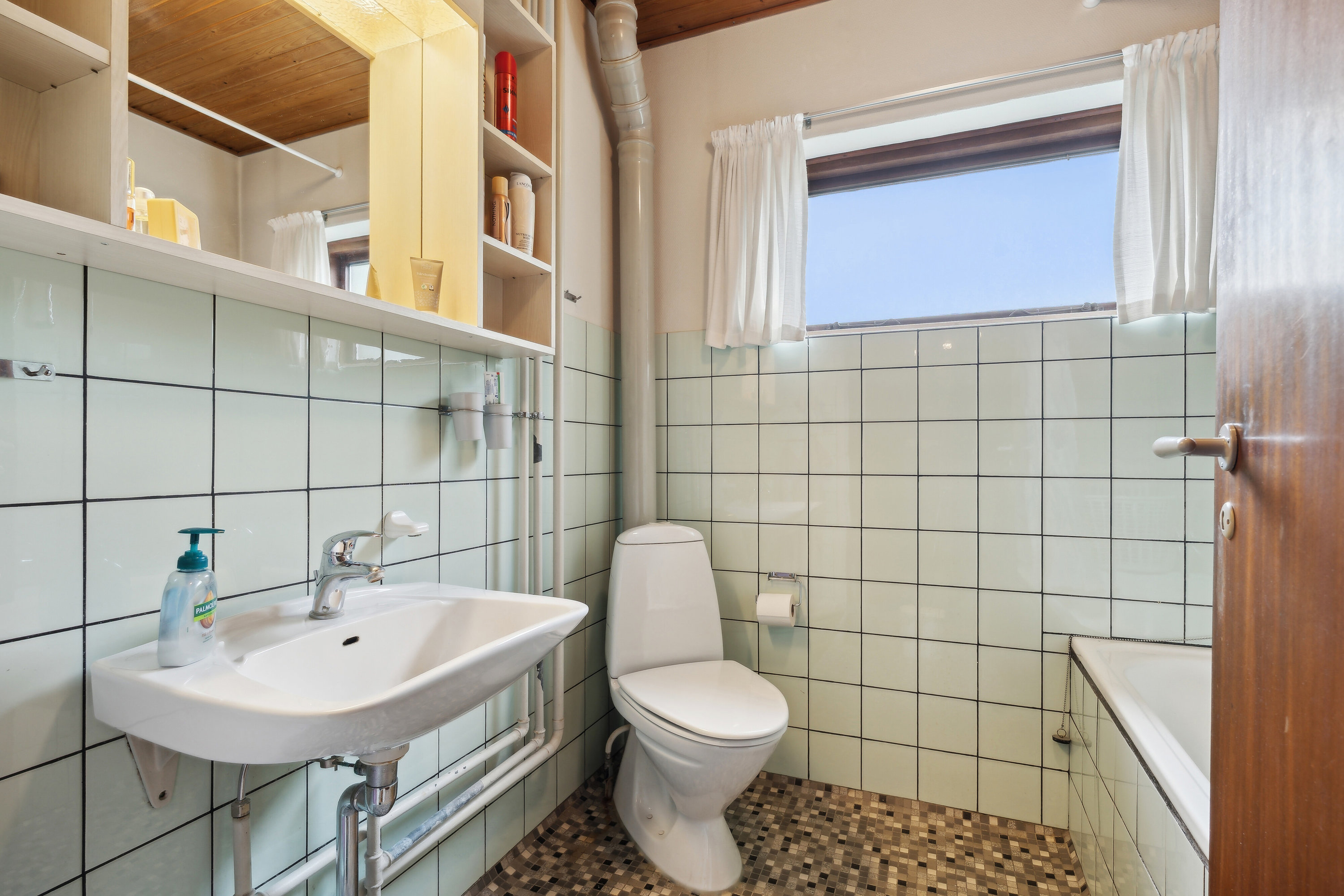 Fremhævet badeværelse billede i fuldskærmstilstand. Billede af Lemming Bygade 12, 8632 Lemming