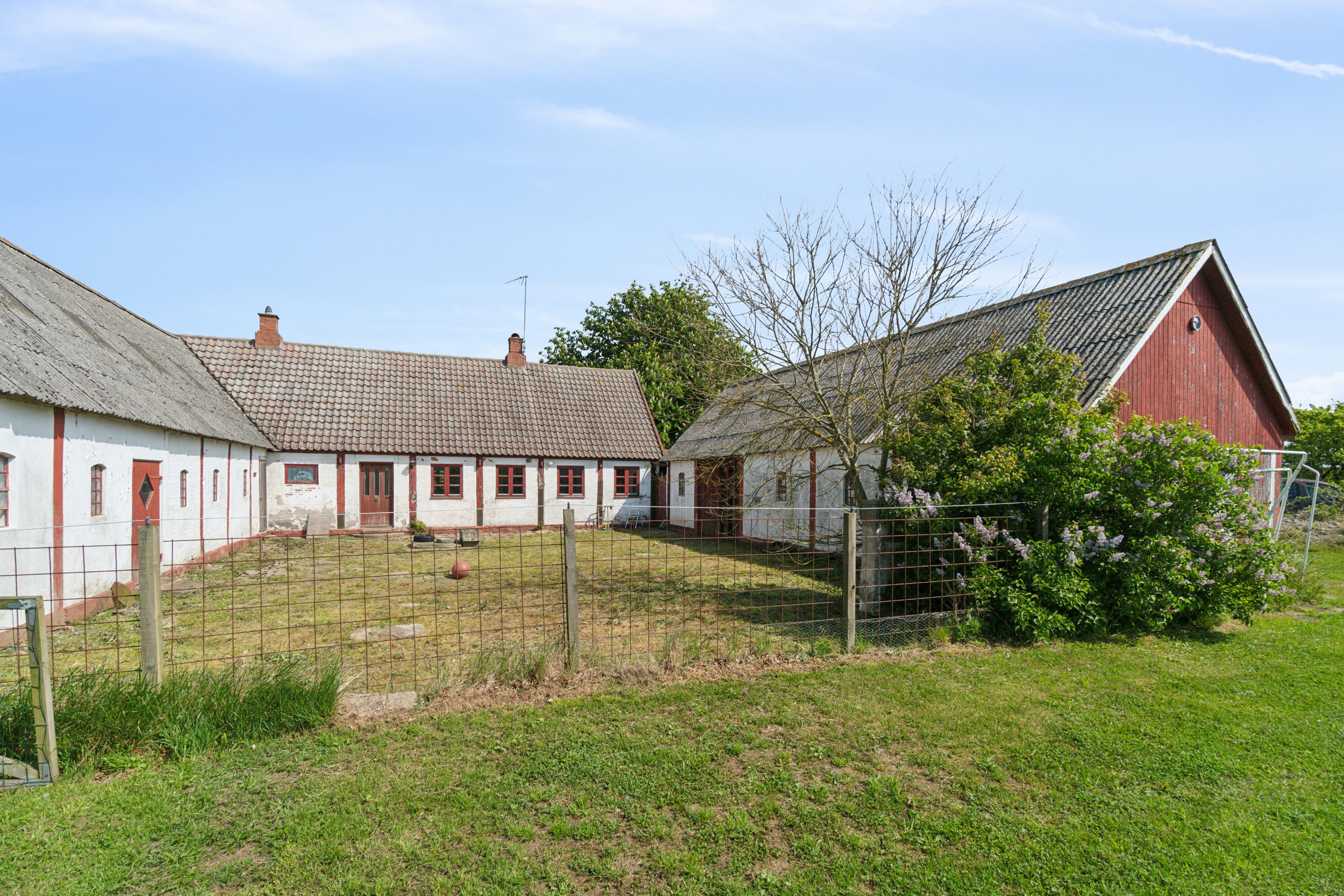 Fremhævet set fra haven billede i fuldskærmstilstand. Billede af Krakvej 6, Poulsker, 3730 Nexø