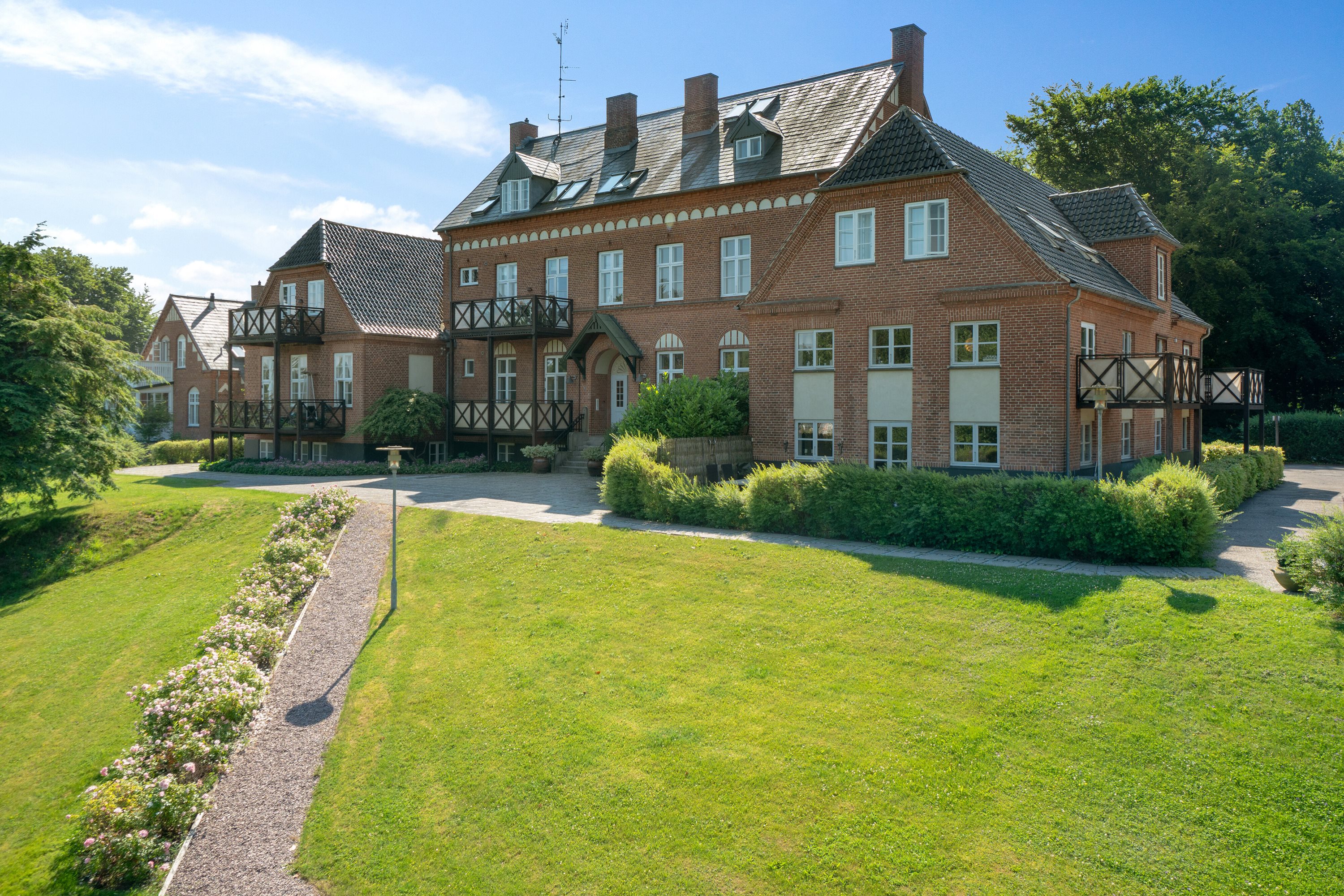 Miniaturebillede 1: set fra vejen. Billede af Trørødvej 28B, 1. 9., 2950 Vedbæk