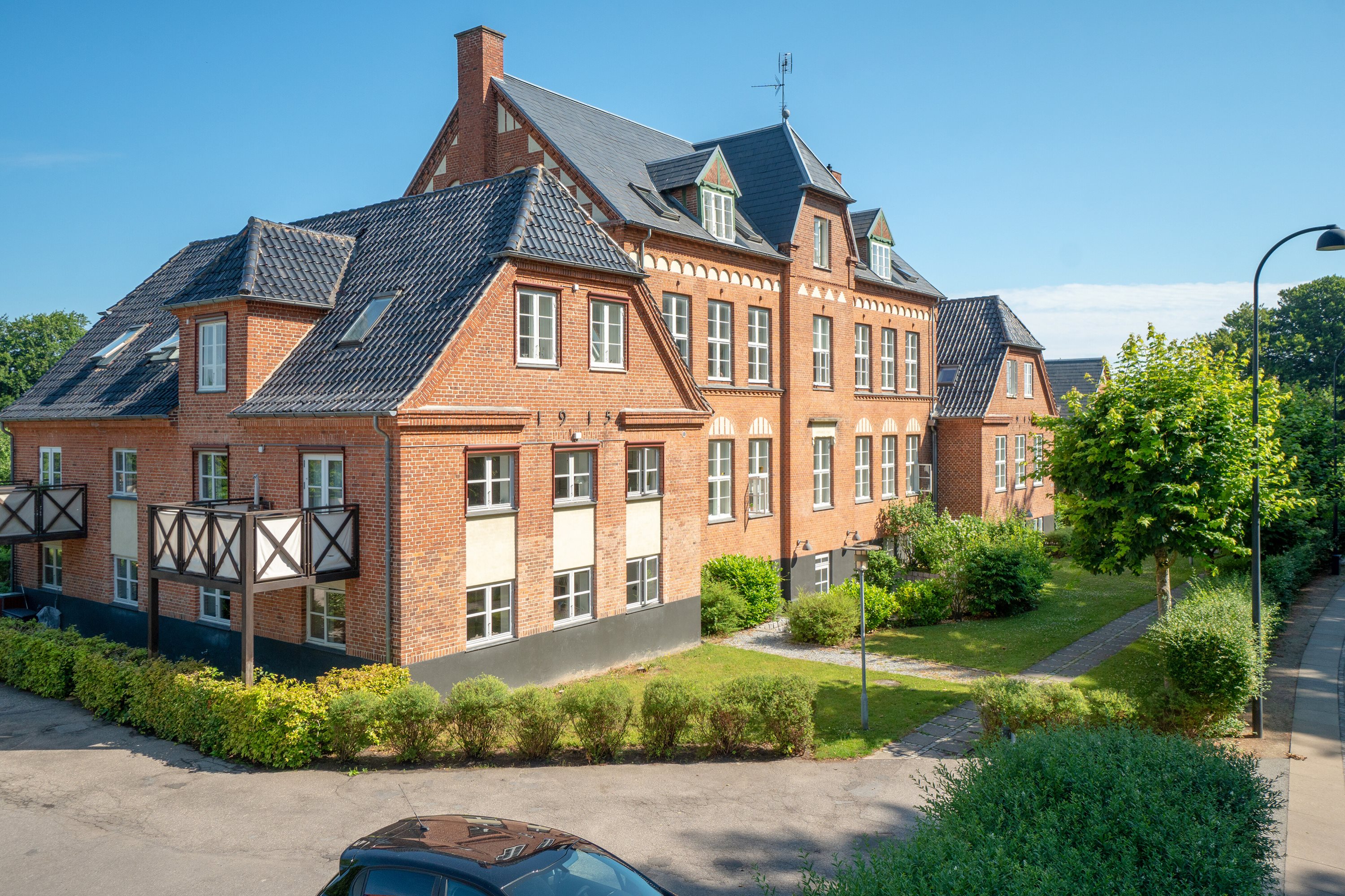 Miniaturebillede 2: set fra vejen. Billede af Trørødvej 28B, 1. 9., 2950 Vedbæk