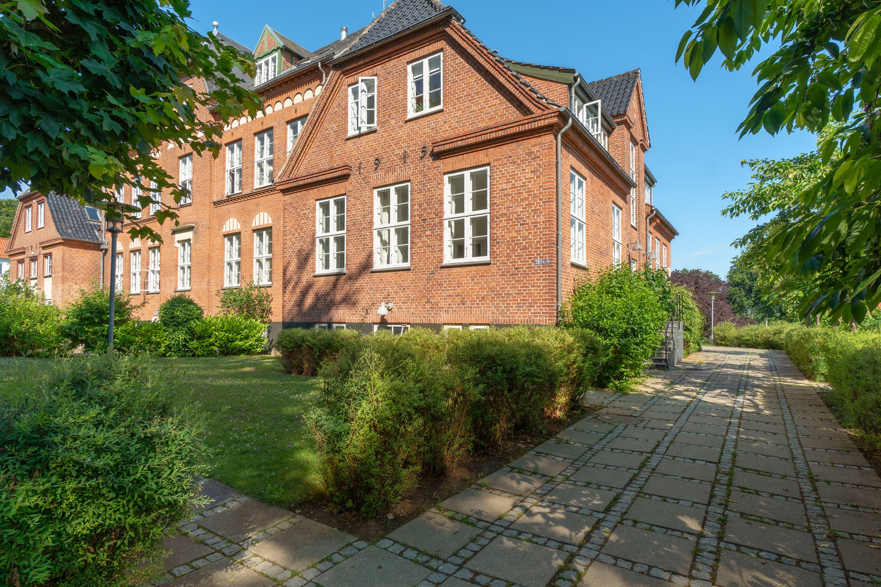 Fremhævet set fra vejen billede i fuldskærmstilstand. Billede af Trørødvej 28B, 1. 9., 2950 Vedbæk