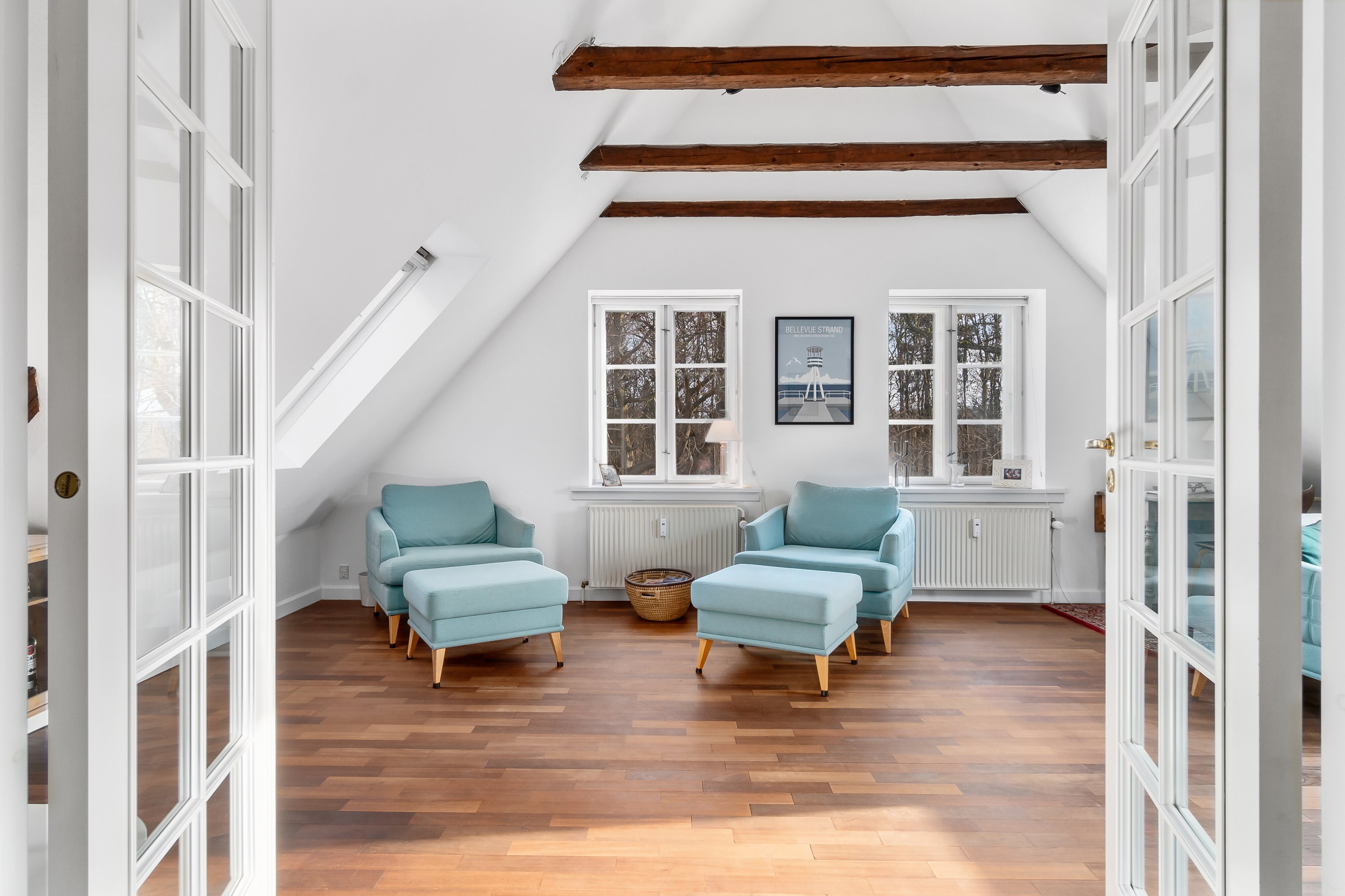 Fremhævet stue billede i fuldskærmstilstand. Billede af Trørødvej 28B, 1. 9., 2950 Vedbæk