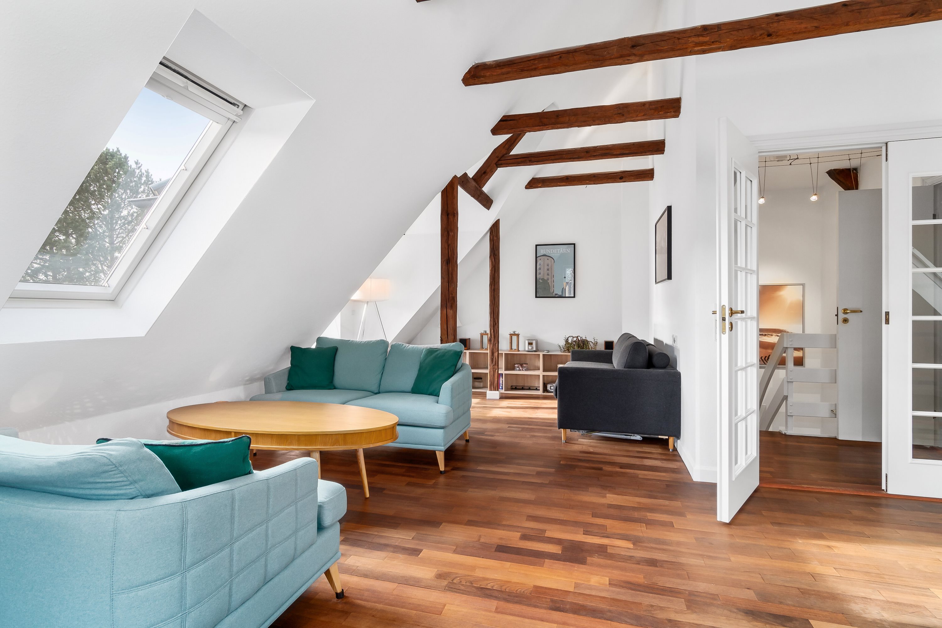 Fremhævet stue billede i fuldskærmstilstand. Billede af Trørødvej 28B, 1. 9., 2950 Vedbæk