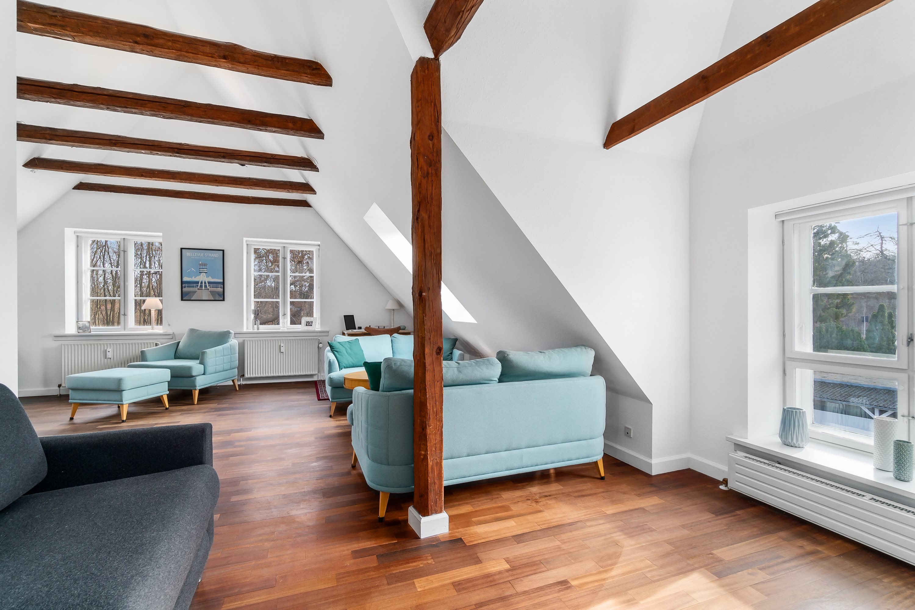 Fremhævet stue billede i fuldskærmstilstand. Billede af Trørødvej 28B, 1. 9., 2950 Vedbæk