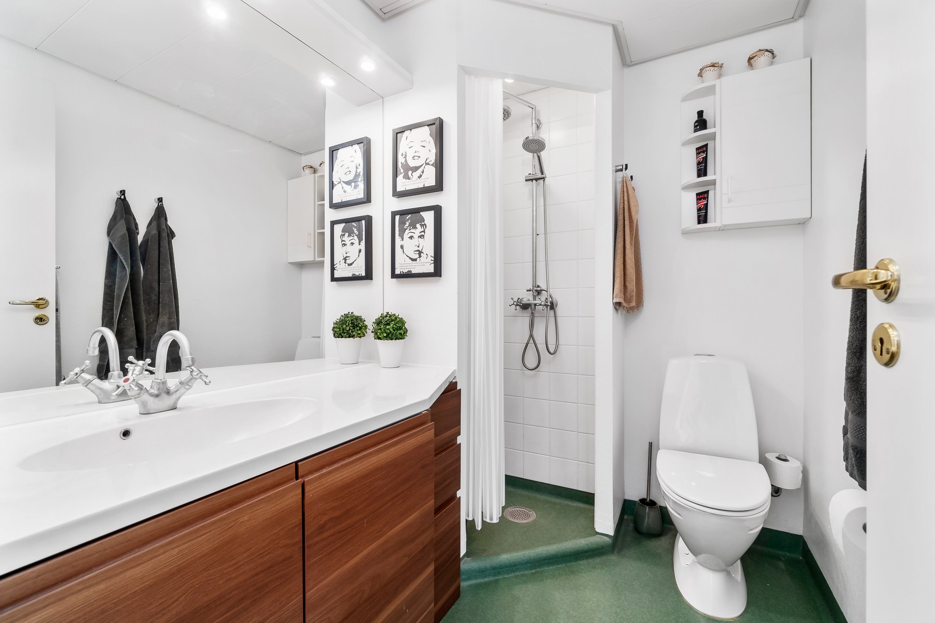 Fremhævet badeværelse billede i fuldskærmstilstand. Billede af Trørødvej 28B, 1. 9., 2950 Vedbæk