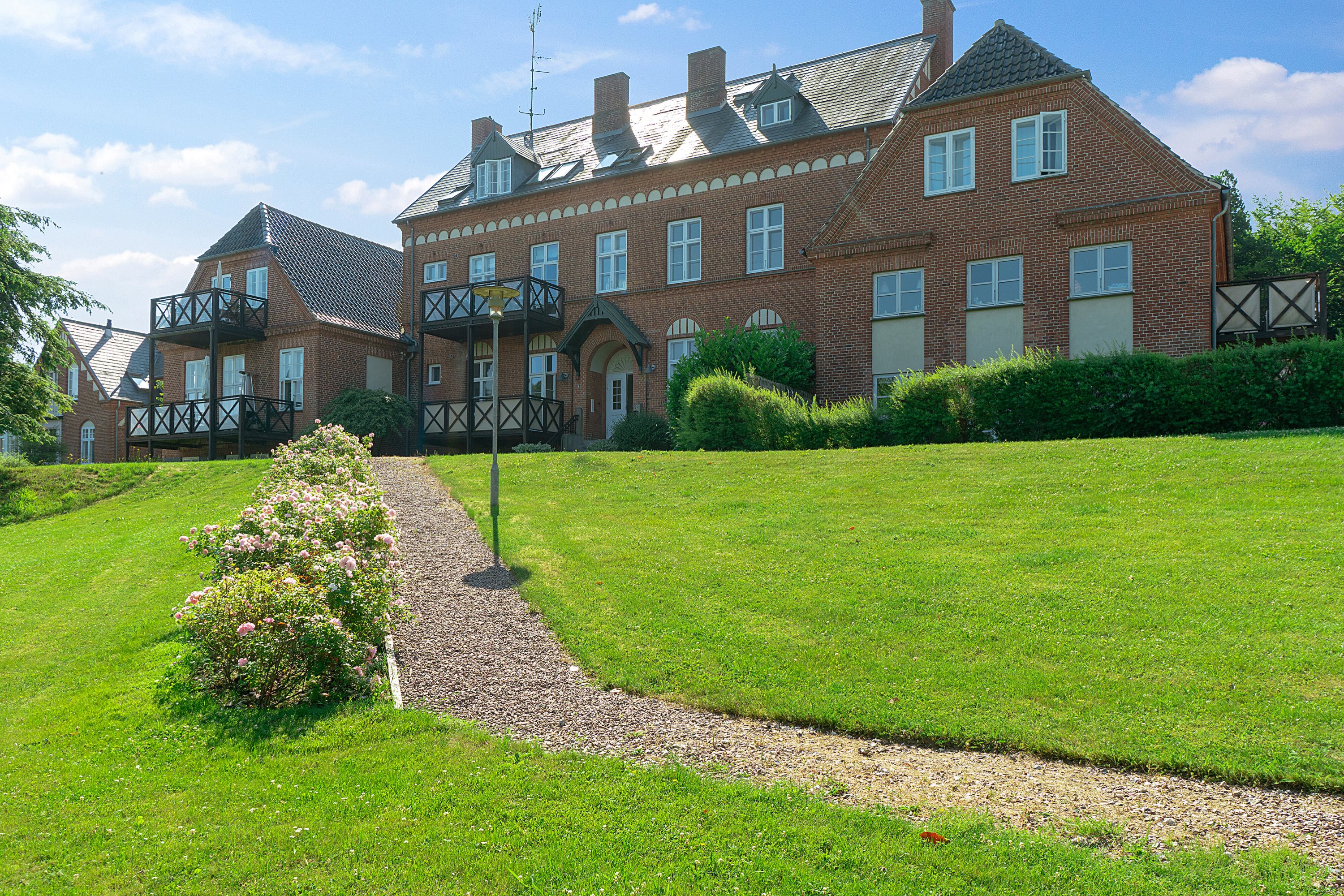 Fremhævet set fra vejen billede i fuldskærmstilstand. Billede af Trørødvej 28B, 1. 9., 2950 Vedbæk