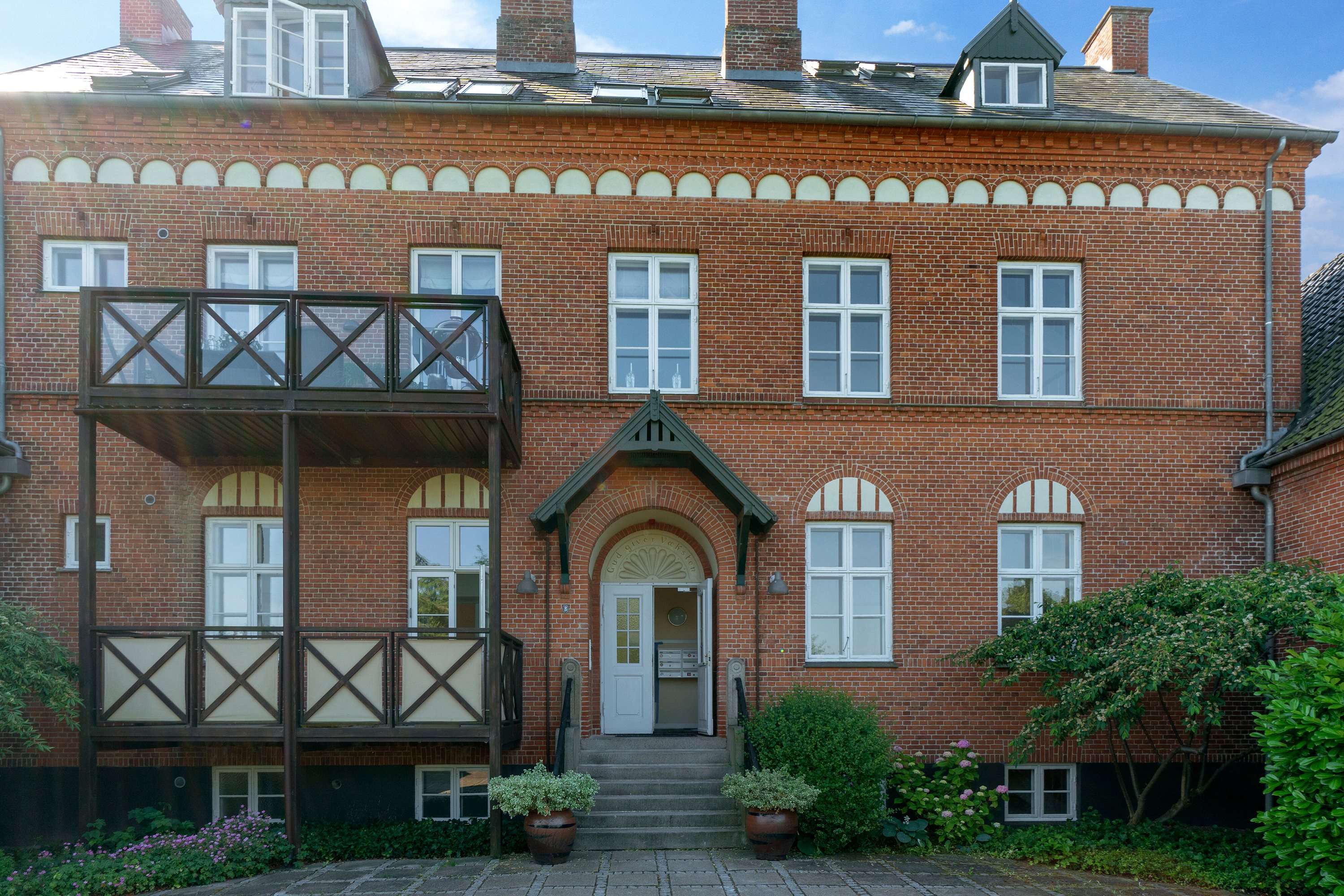 Fremhævet set fra vejen billede i fuldskærmstilstand. Billede af Trørødvej 28B, 1. 9., 2950 Vedbæk