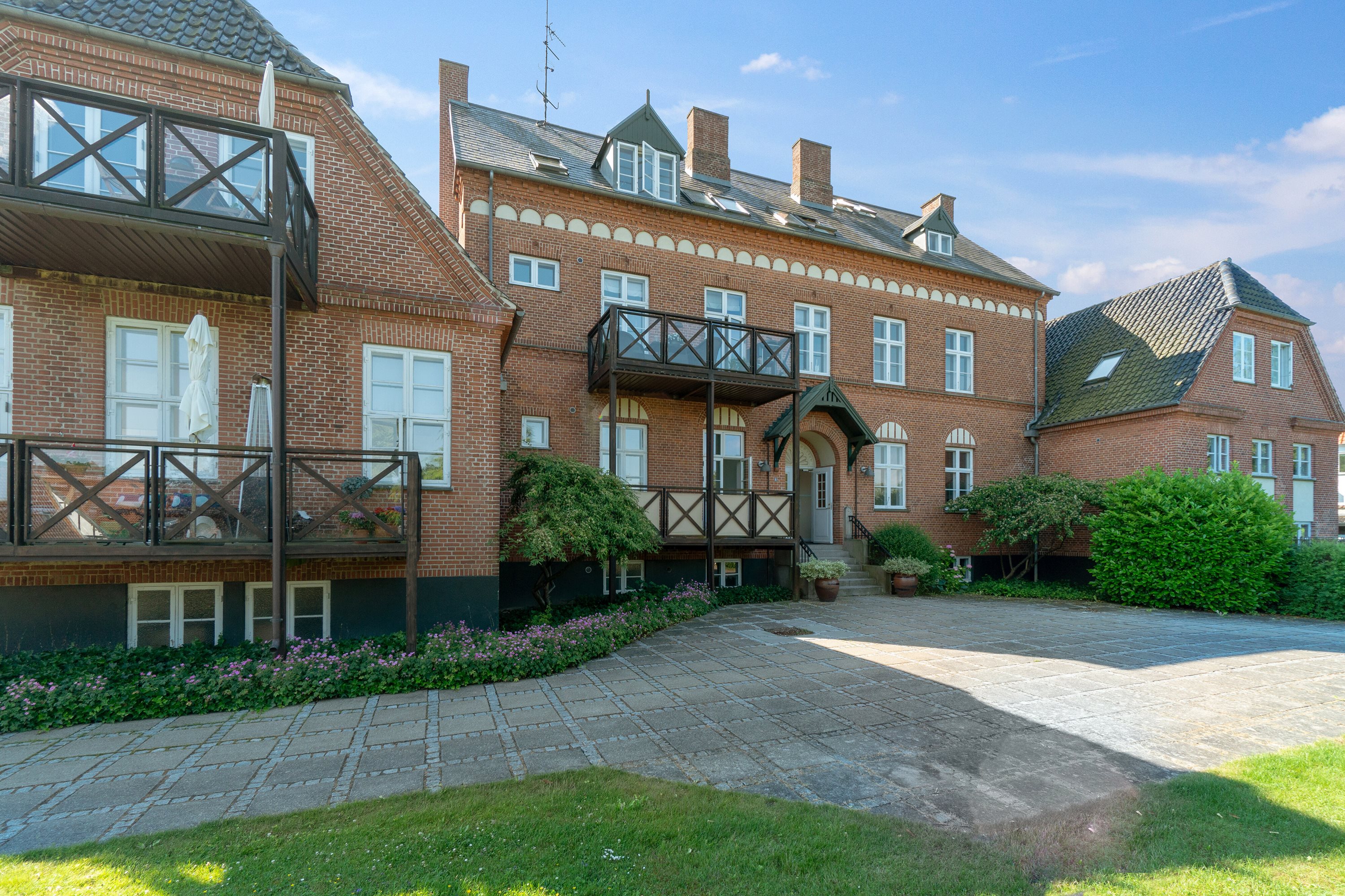 Fremhævet set fra vejen billede i fuldskærmstilstand. Billede af Trørødvej 28B, 1. 9., 2950 Vedbæk