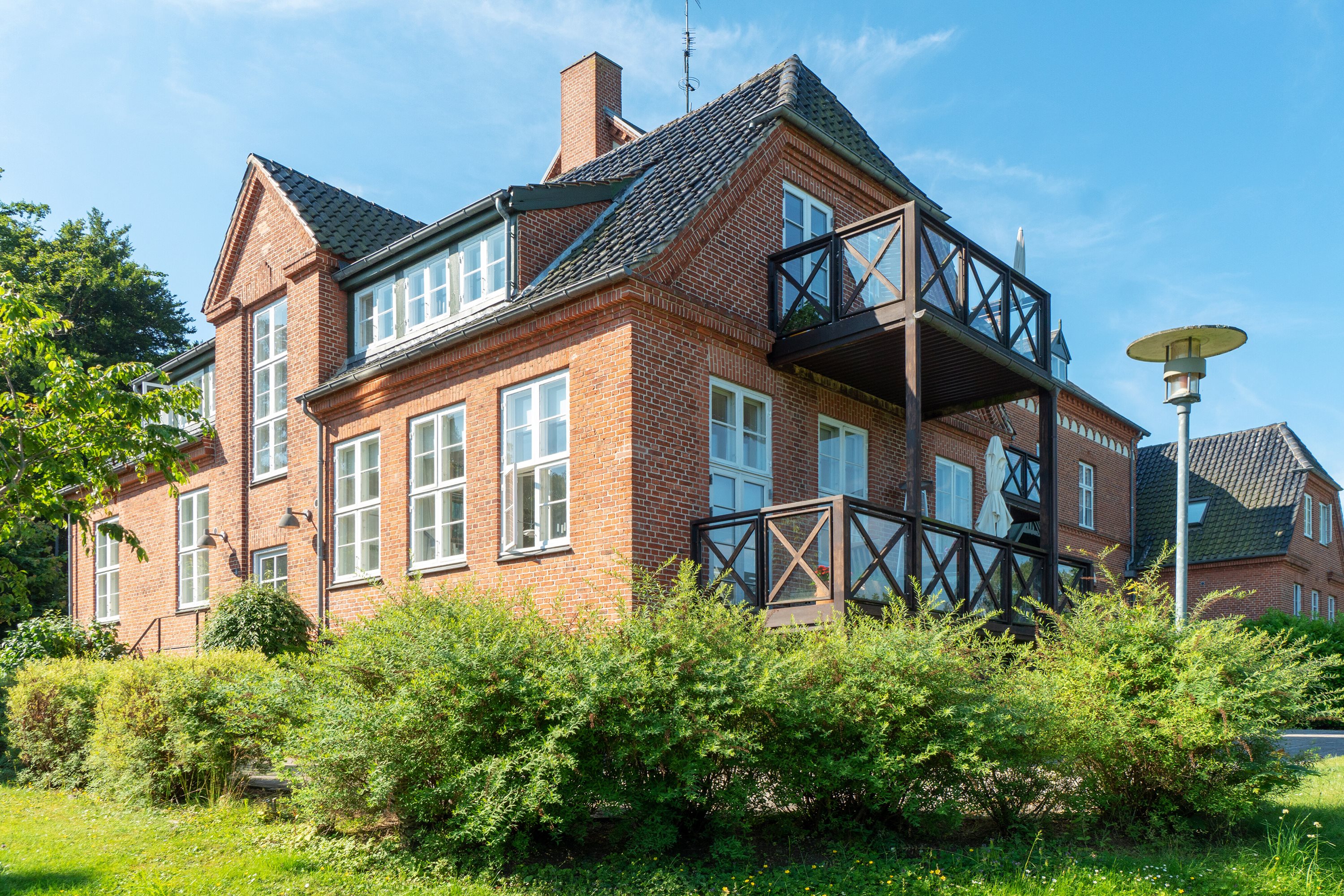 Fremhævet set fra haven billede i fuldskærmstilstand. Billede af Trørødvej 28B, 1. 9., 2950 Vedbæk