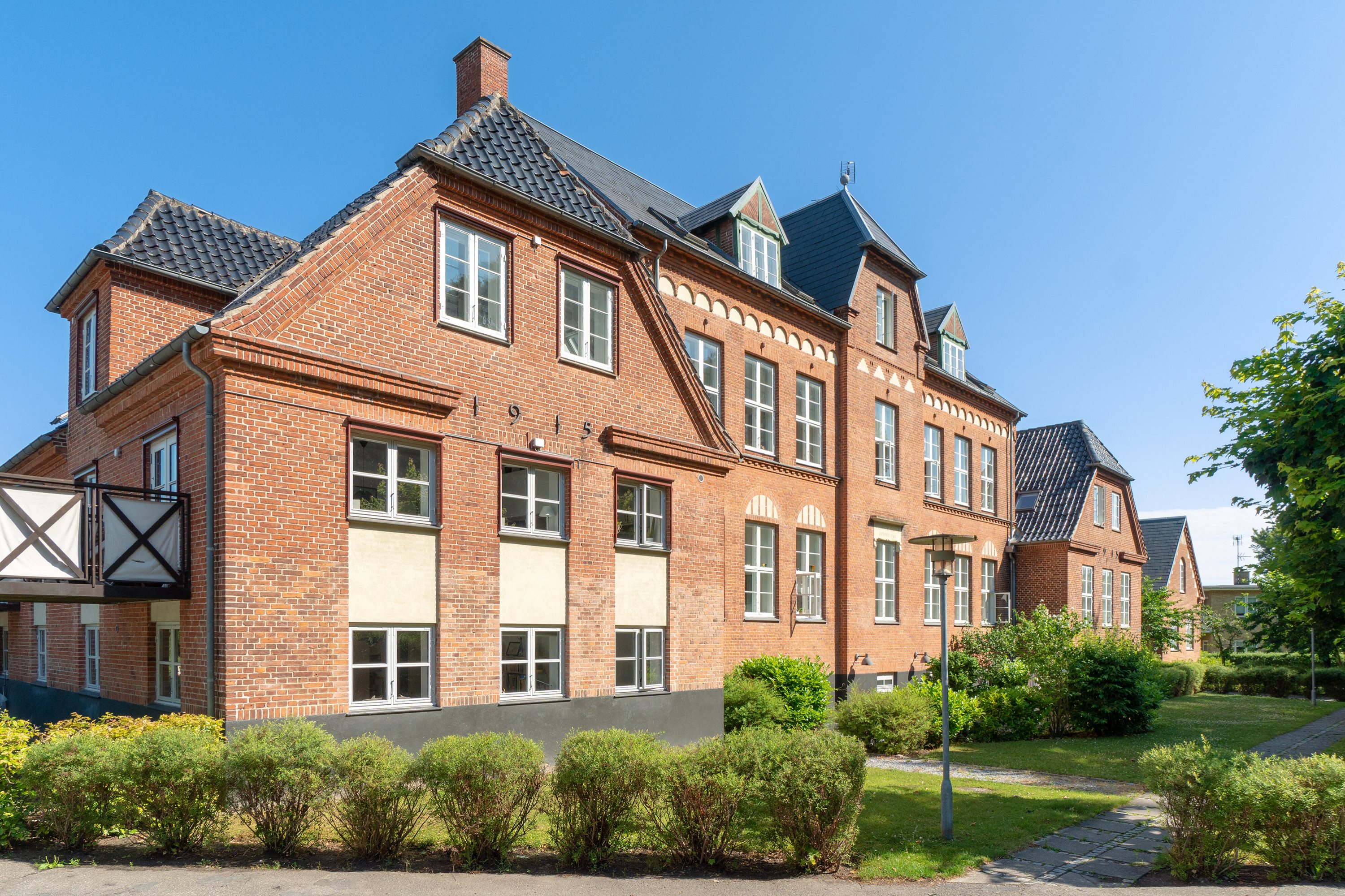 Fremhævet set fra vejen billede i fuldskærmstilstand. Billede af Trørødvej 28B, 1. 9., 2950 Vedbæk