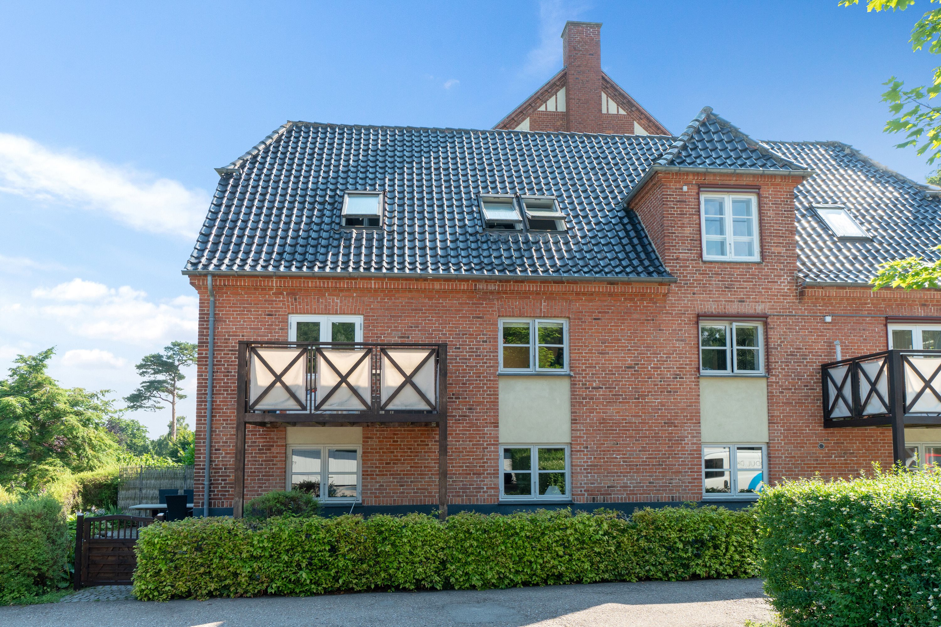 Fremhævet set fra vejen billede i fuldskærmstilstand. Billede af Trørødvej 28B, 1. 9., 2950 Vedbæk