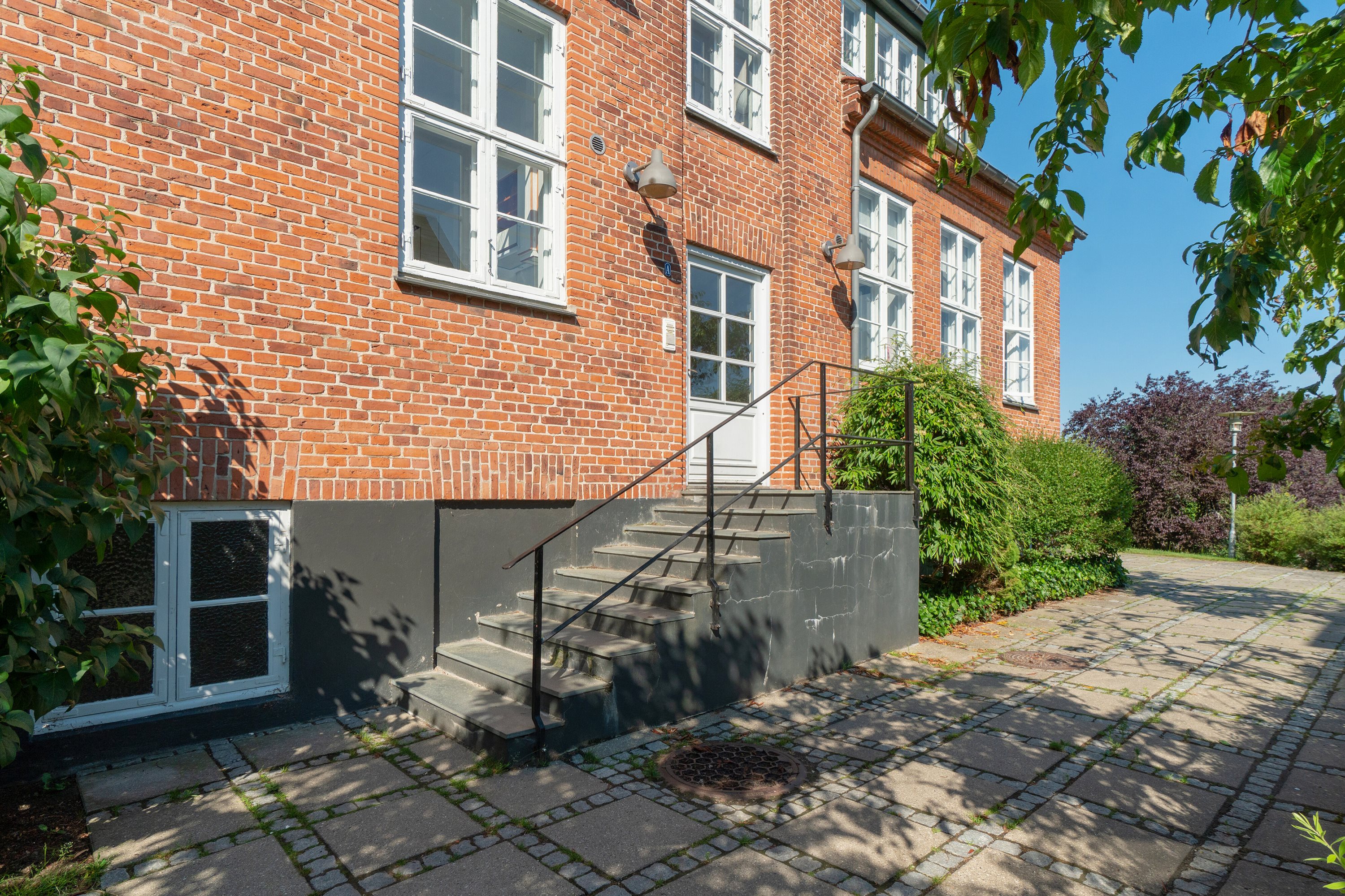 Fremhævet set fra vejen billede i fuldskærmstilstand. Billede af Trørødvej 28B, 1. 9., 2950 Vedbæk