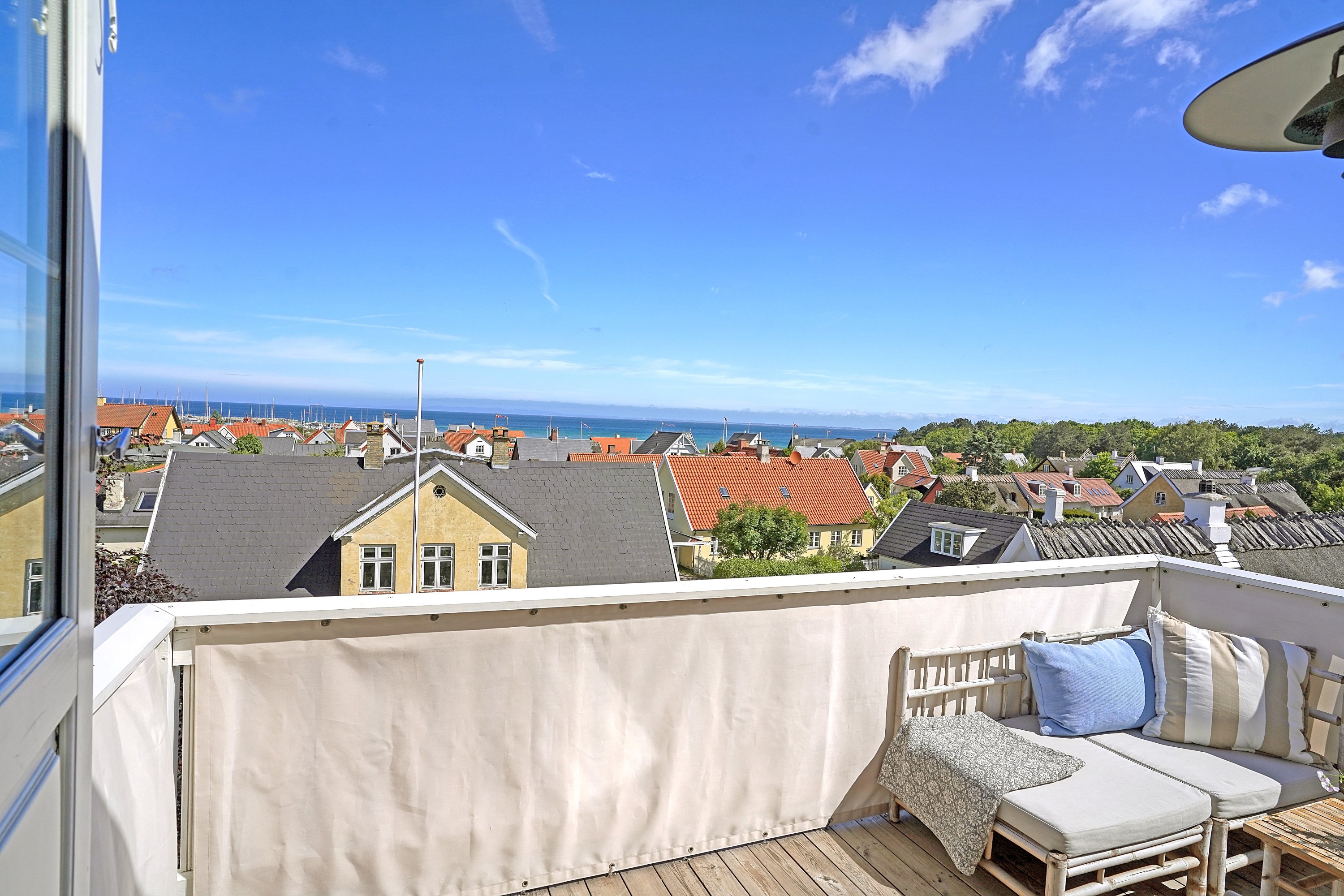 Fremhævet altan billede i fuldskærmstilstand. Billede af Nordre Strandvej 322A, 3100 Hornbæk
