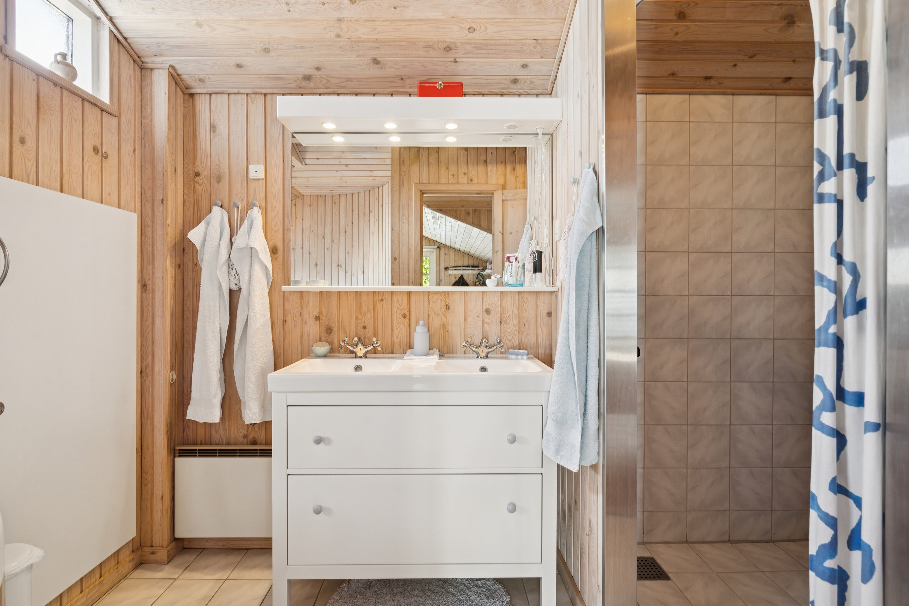 Fremhævet badeværelse billede i fuldskærmstilstand. Billede af Platanvej 51, Tørresø Strand, 5450 Otterup