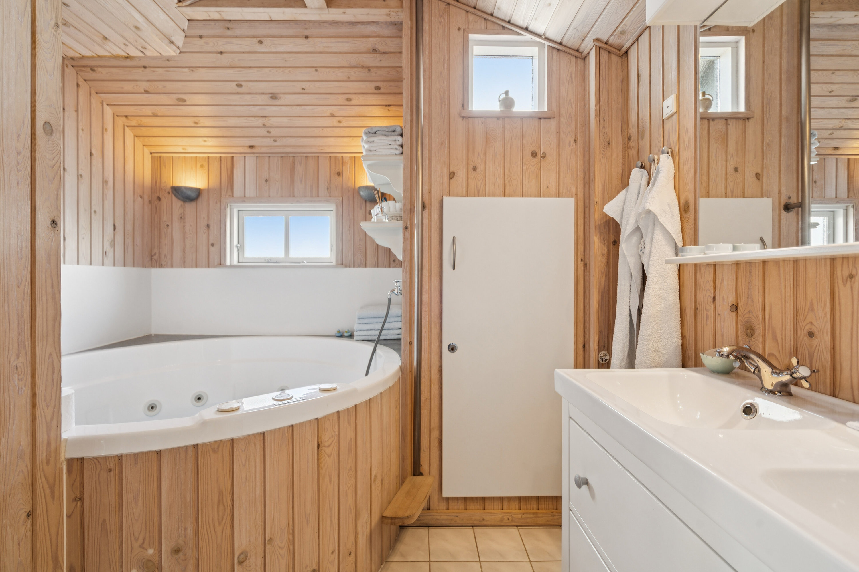 Fremhævet badeværelse billede i fuldskærmstilstand. Billede af Platanvej 51, Tørresø Strand, 5450 Otterup