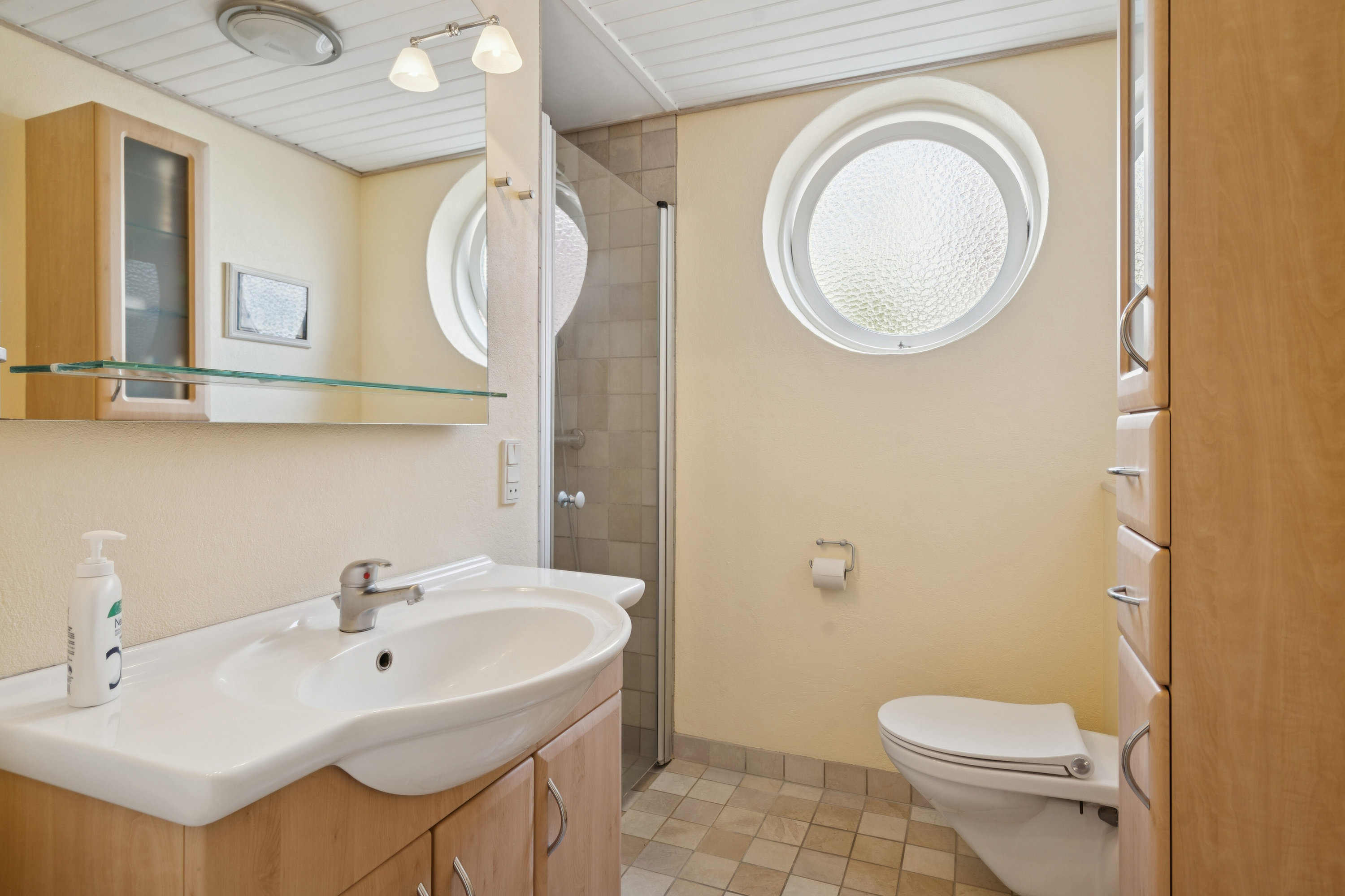 Fremhævet badeværelse billede i fuldskærmstilstand. Billede af Gyldenstenvej 33, 5230 Odense M