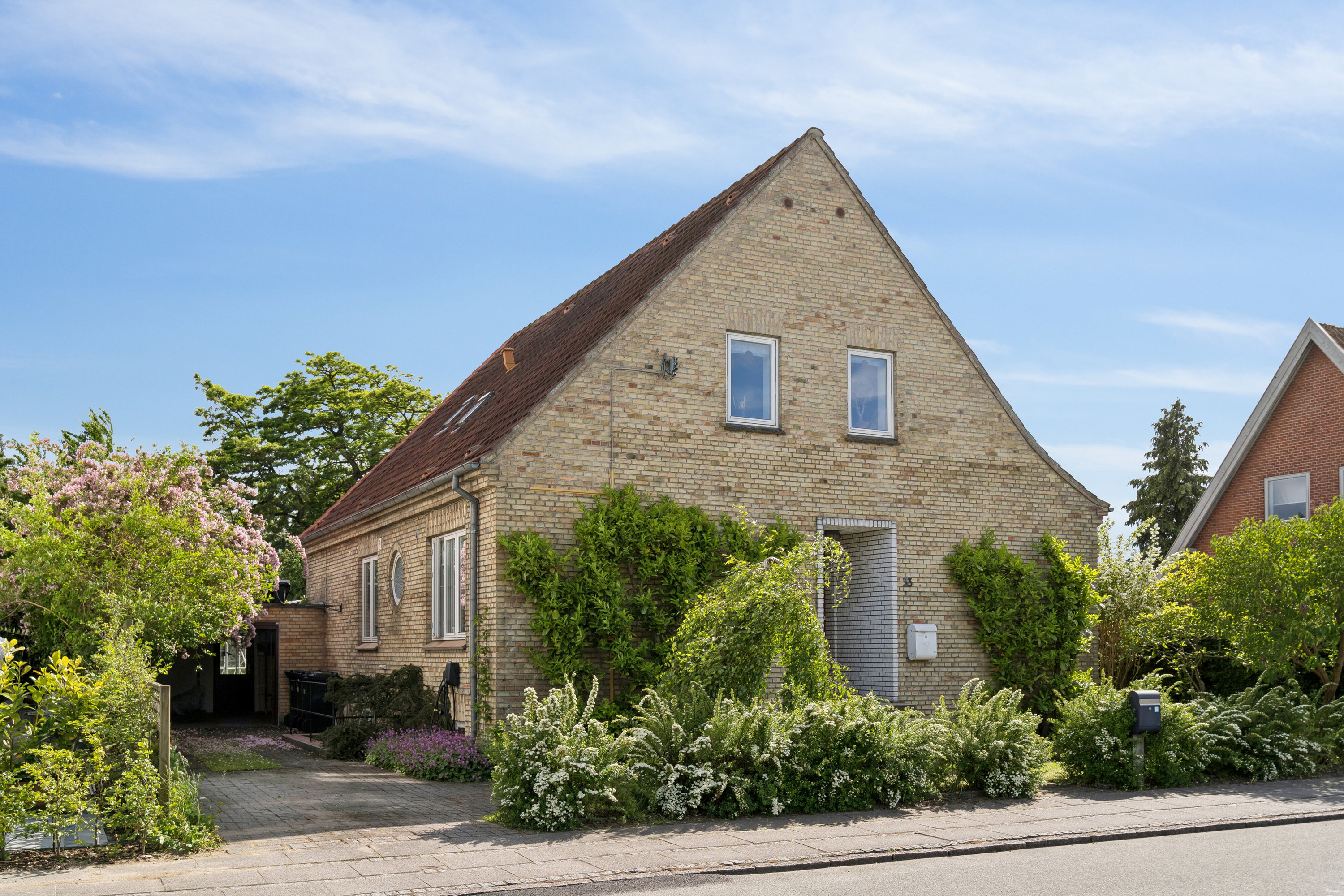 Villa: Set fra vejen på Gyldenstenvej 33, 5230 Odense M