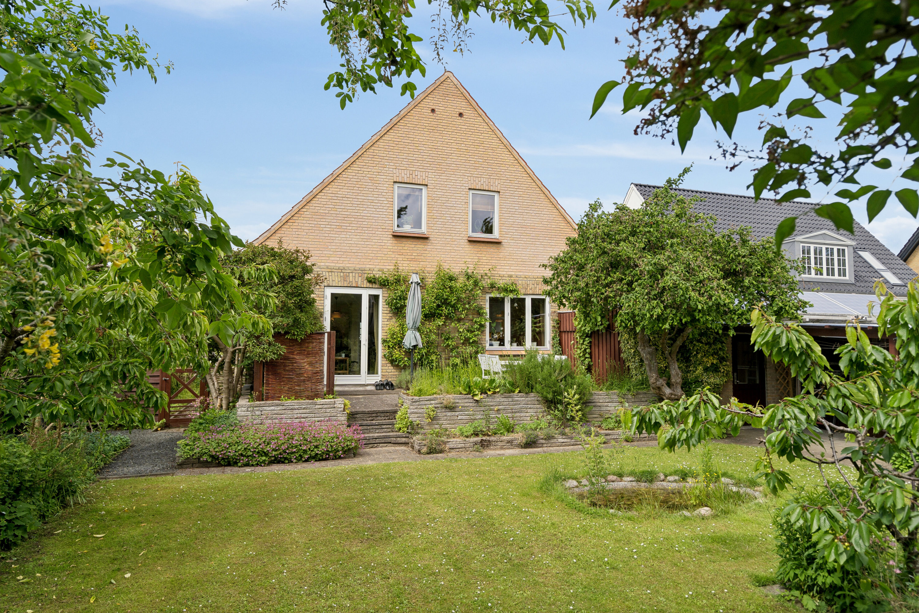 Fremhævet set fra haven billede i fuldskærmstilstand. Billede af Gyldenstenvej 33, 5230 Odense M