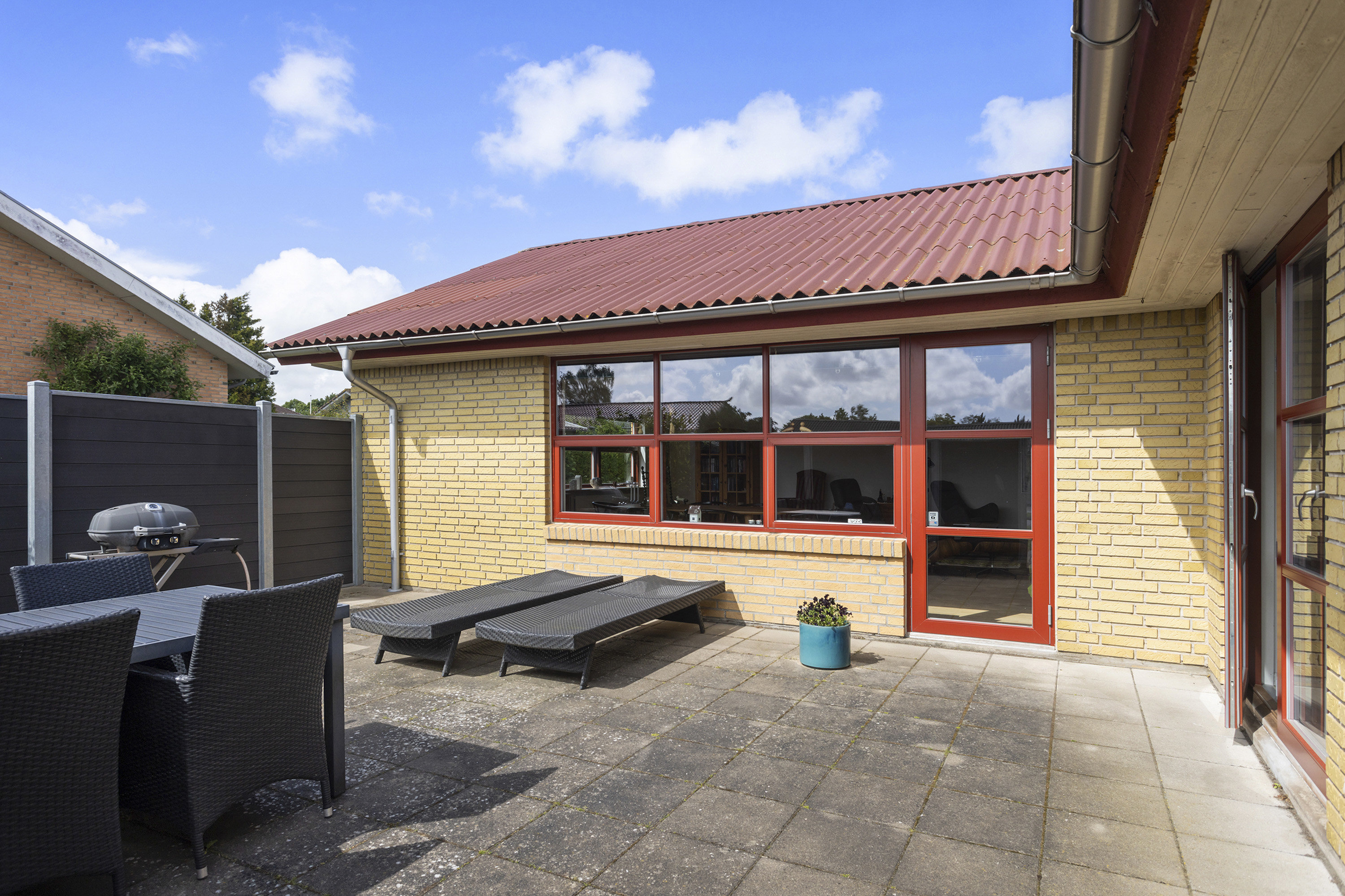 Fremhævet terrasse billede i fuldskærmstilstand. Billede af Tommelisevej 4, 9700 Brønderslev