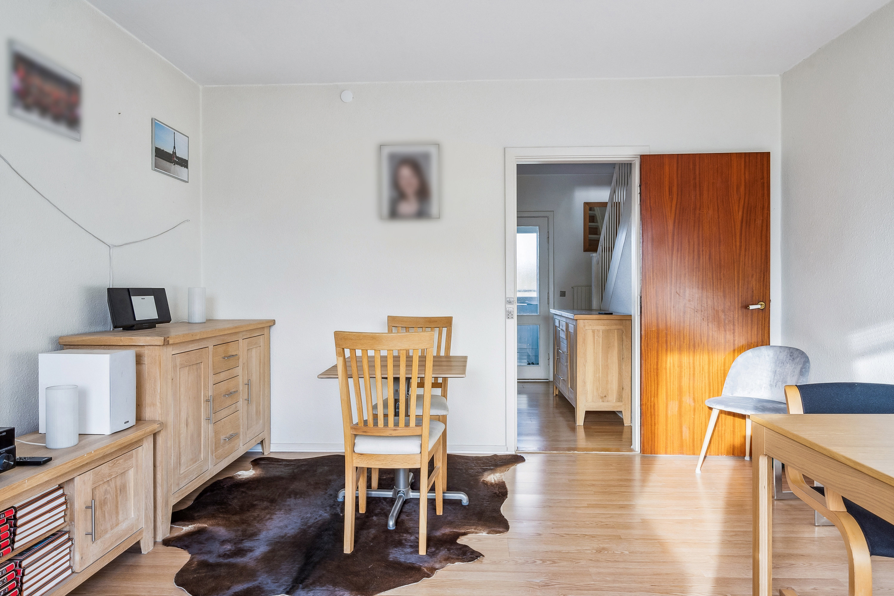 Fremhævet stue billede i fuldskærmstilstand. Billede af Roald Amundsens Vej 27, 1., 9210 Aalborg SØ