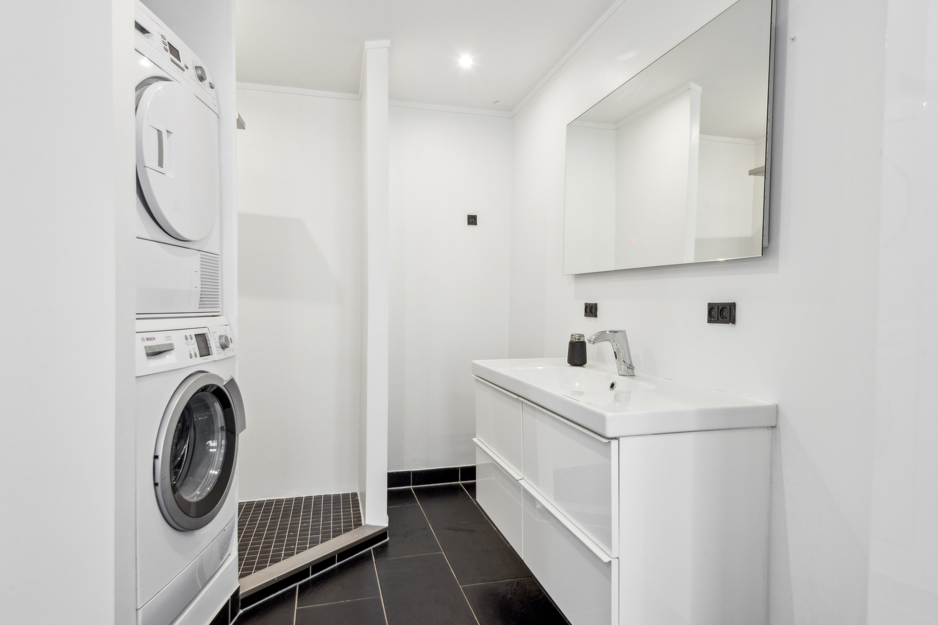 Fremhævet badeværelse billede i fuldskærmstilstand. Billede af Vesterå 7, 1. tv., 9000 Aalborg