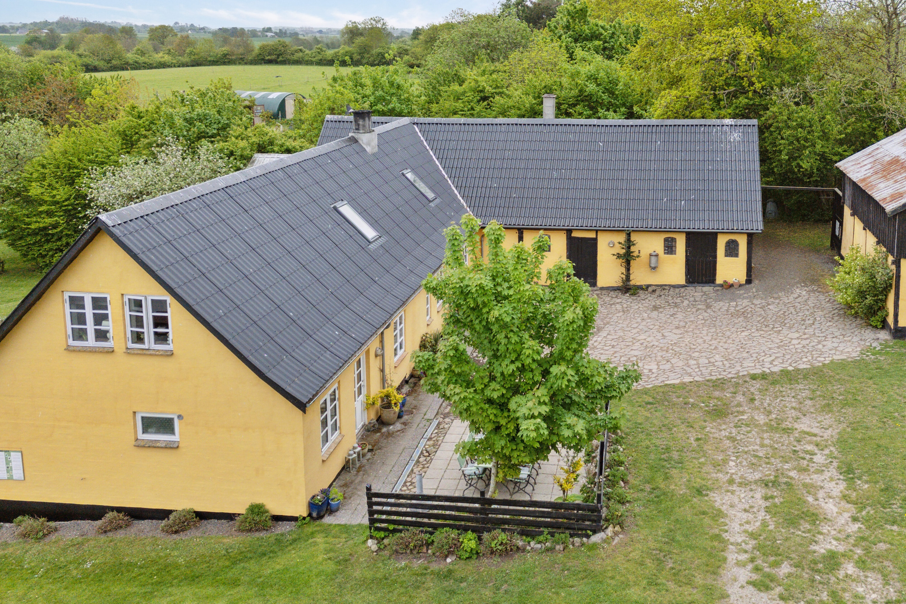 Fremhævet set fra haven billede i fuldskærmstilstand. Billede af Krækketsvej 3, Østerlars, 3760 Gudhjem