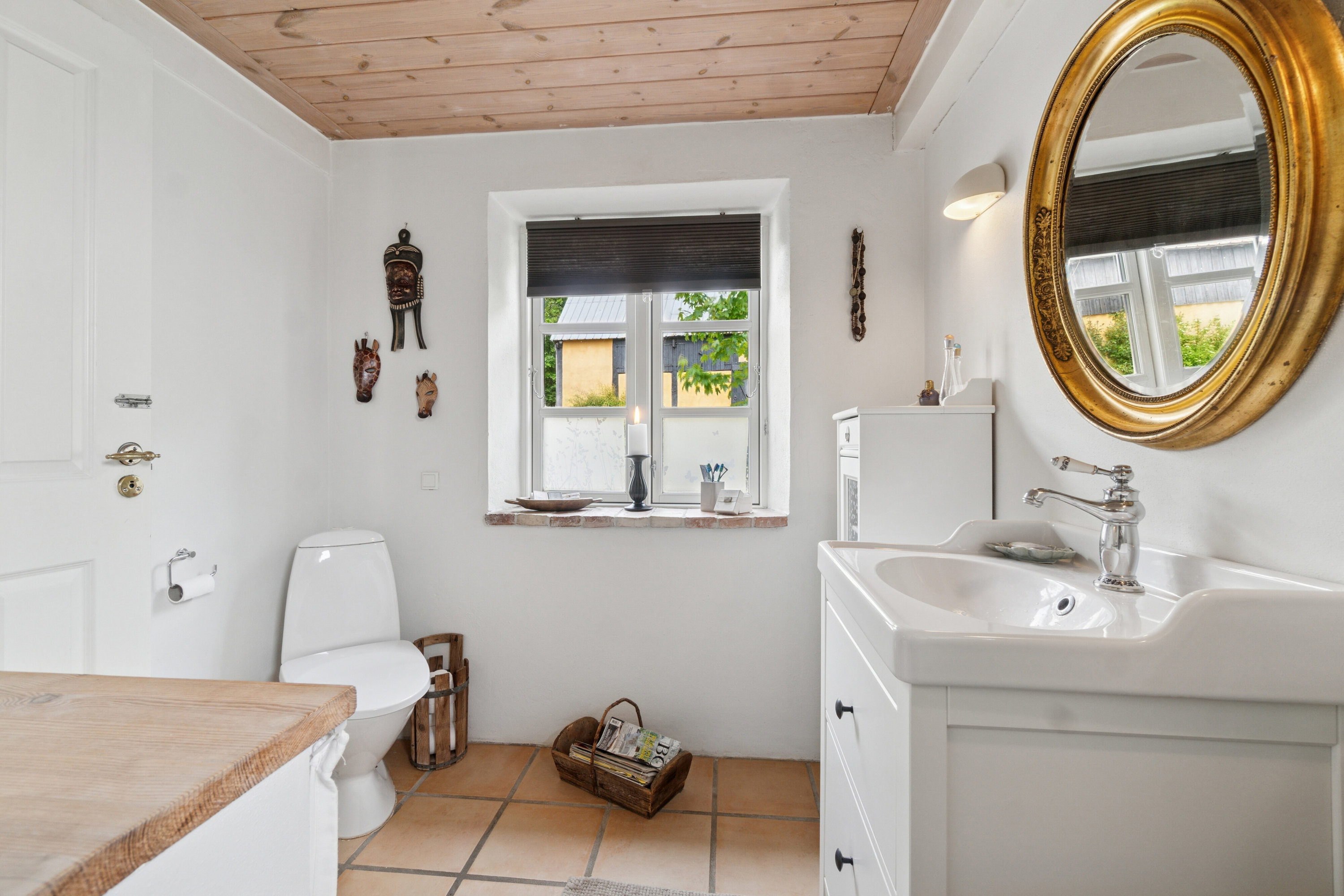 Fremhævet badeværelse billede i fuldskærmstilstand. Billede af Krækketsvej 3, Østerlars, 3760 Gudhjem