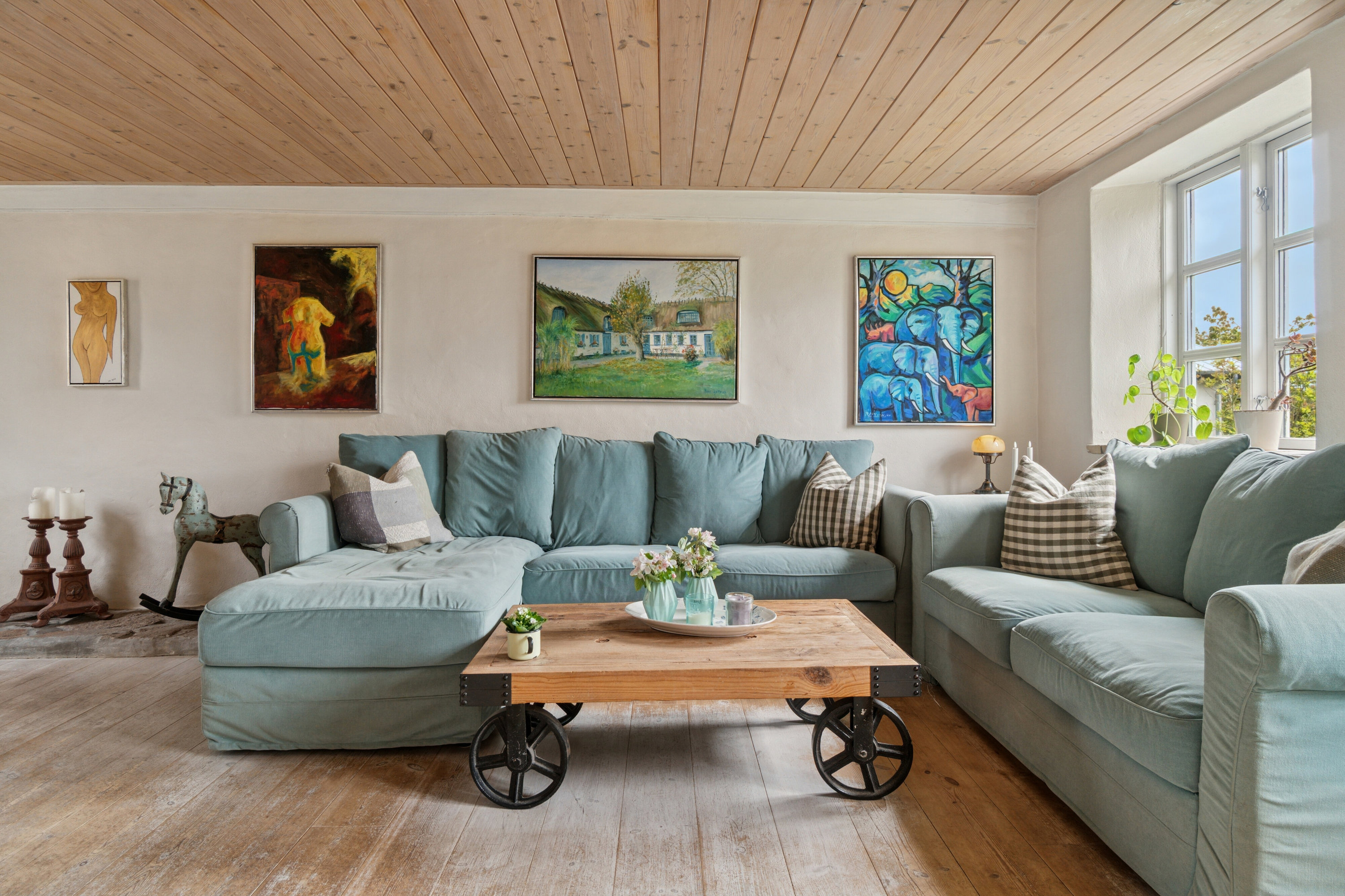 Fremhævet stue billede i fuldskærmstilstand. Billede af Krækketsvej 3, Østerlars, 3760 Gudhjem