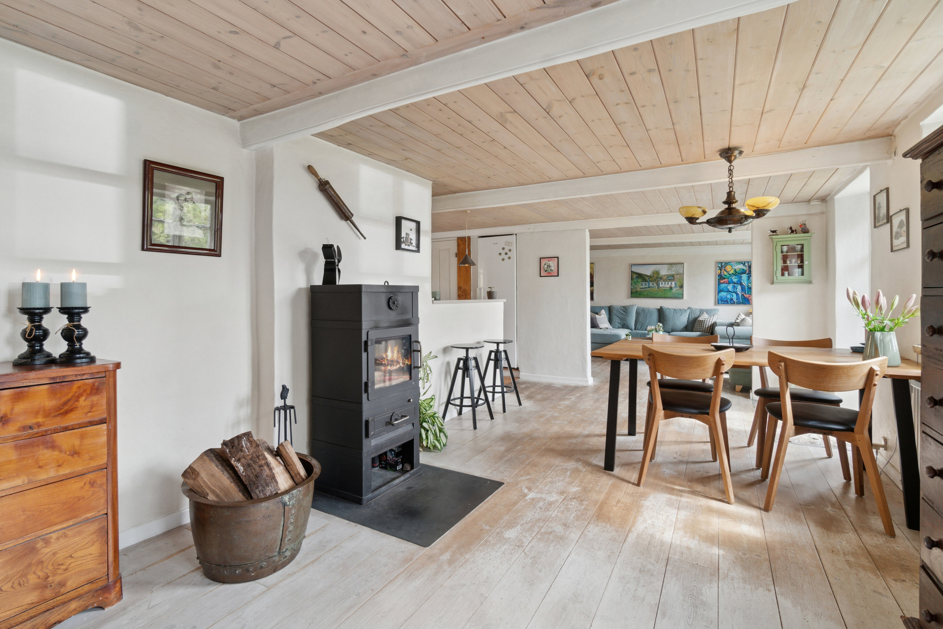 Fremhævet stue billede i fuldskærmstilstand. Billede af Krækketsvej 3, Østerlars, 3760 Gudhjem