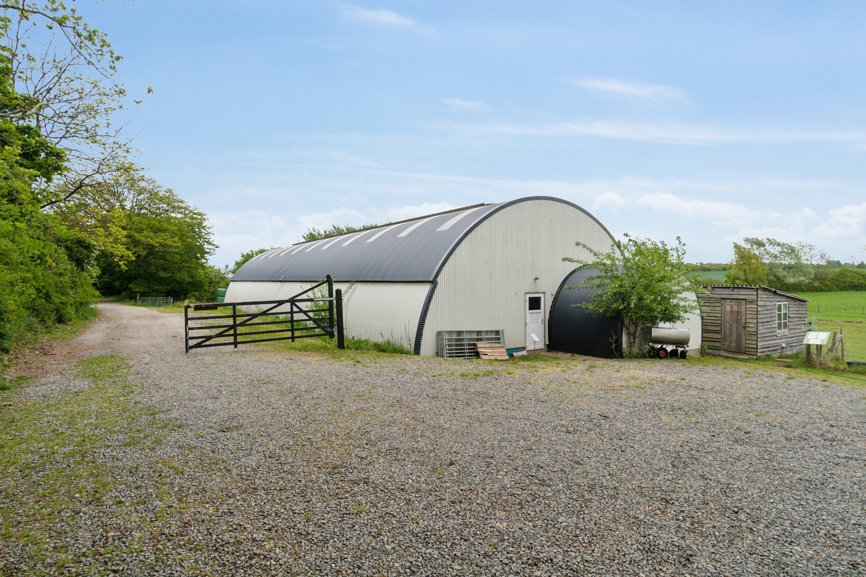 Fremhævet set fra vejen billede i fuldskærmstilstand. Billede af Krækketsvej 3, Østerlars, 3760 Gudhjem