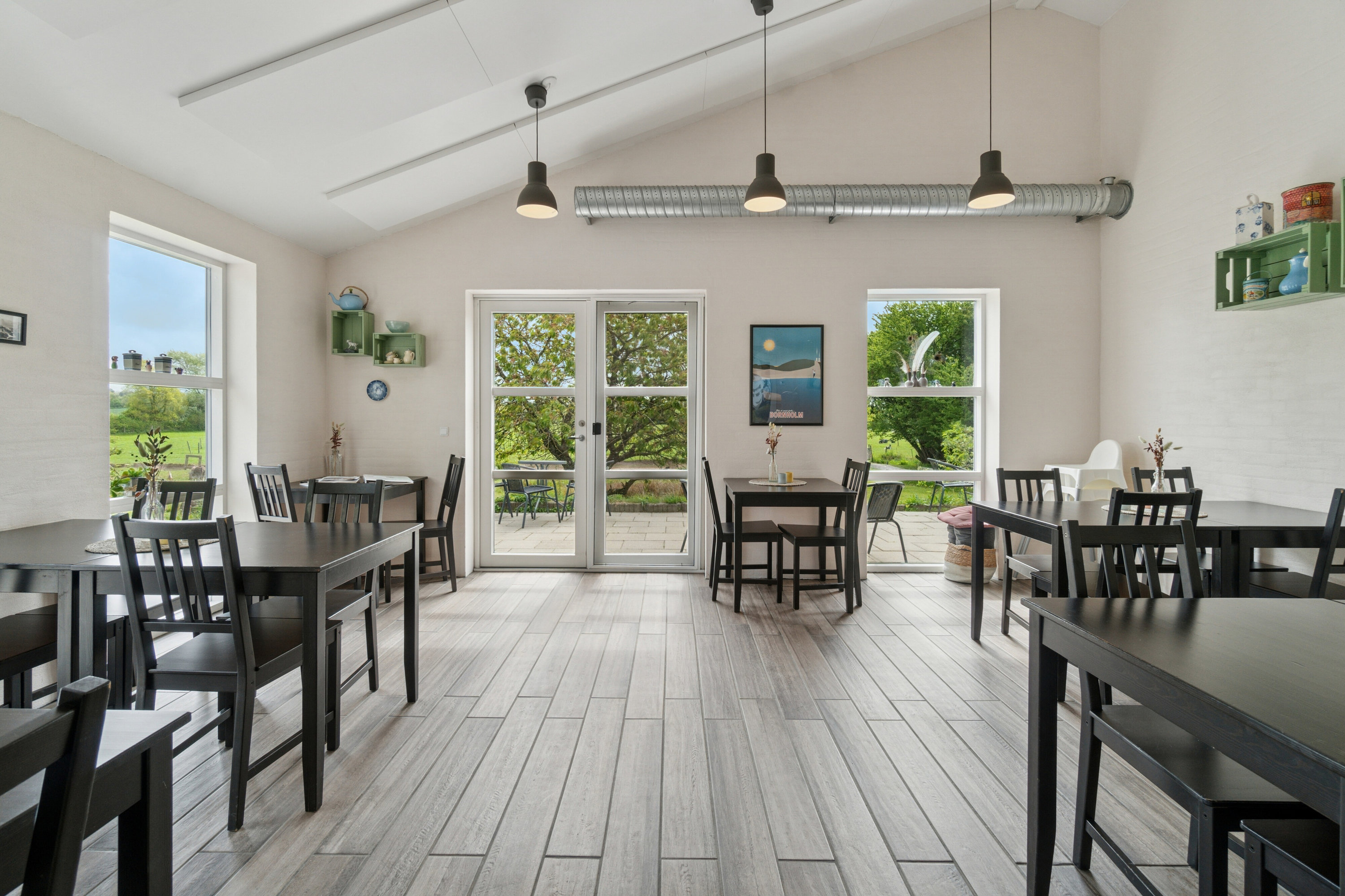 Fremhævet stue billede i fuldskærmstilstand. Billede af Krækketsvej 3, Østerlars, 3760 Gudhjem