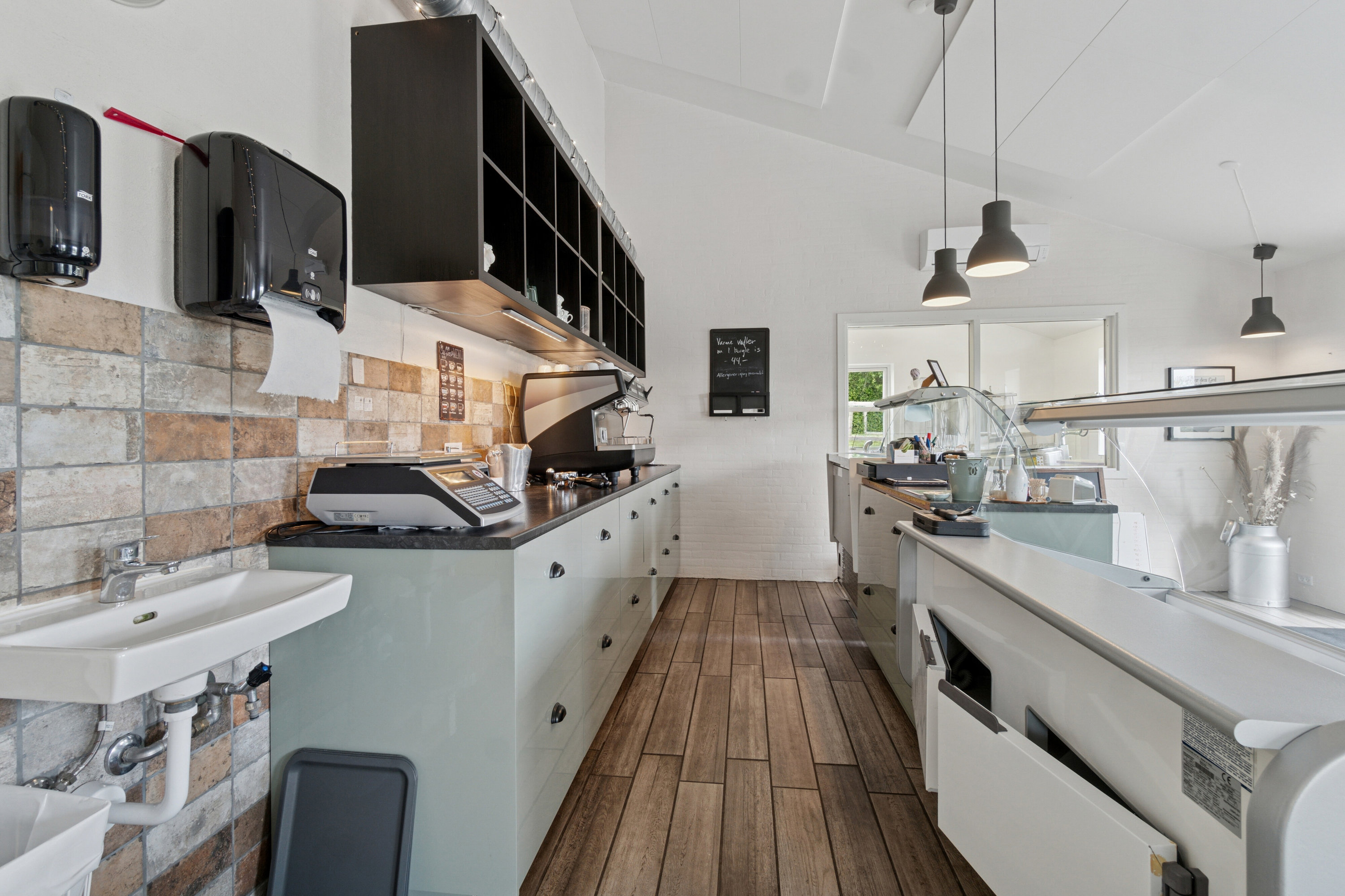 Fremhævet køkken billede i fuldskærmstilstand. Billede af Krækketsvej 3, Østerlars, 3760 Gudhjem