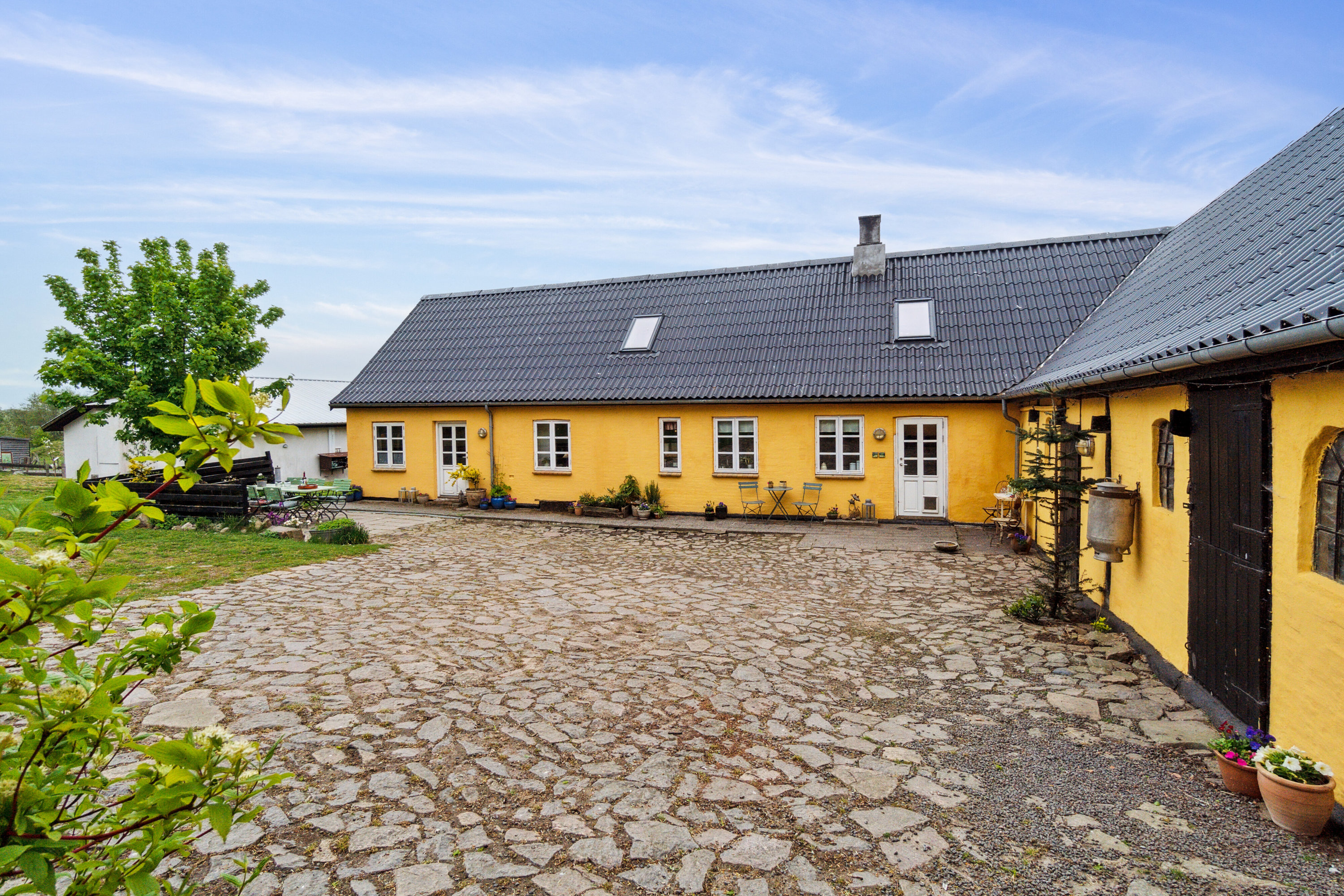 Fremhævet set fra haven billede i fuldskærmstilstand. Billede af Krækketsvej 3, Østerlars, 3760 Gudhjem