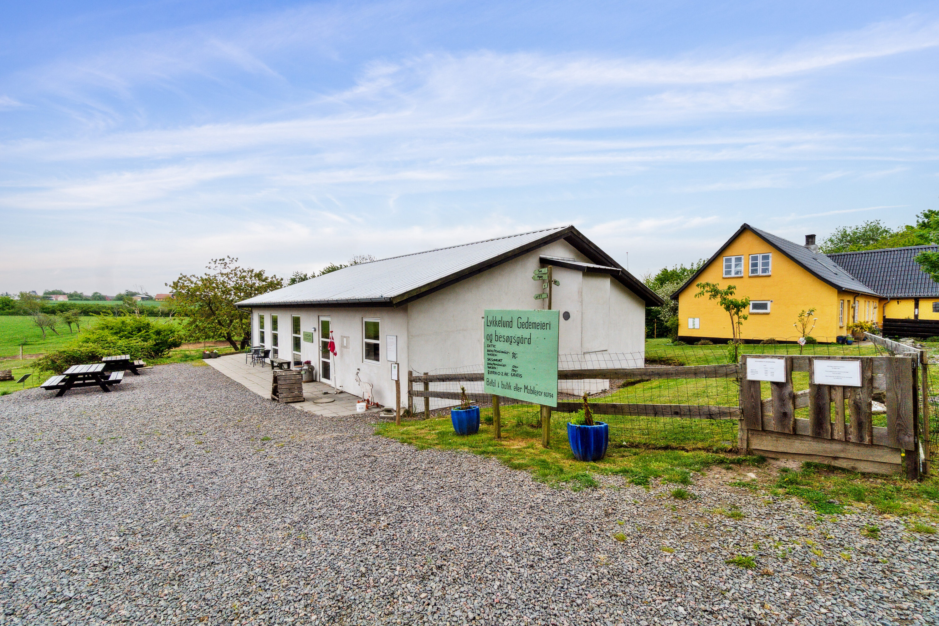 Fremhævet set fra vejen billede i fuldskærmstilstand. Billede af Krækketsvej 3, Østerlars, 3760 Gudhjem