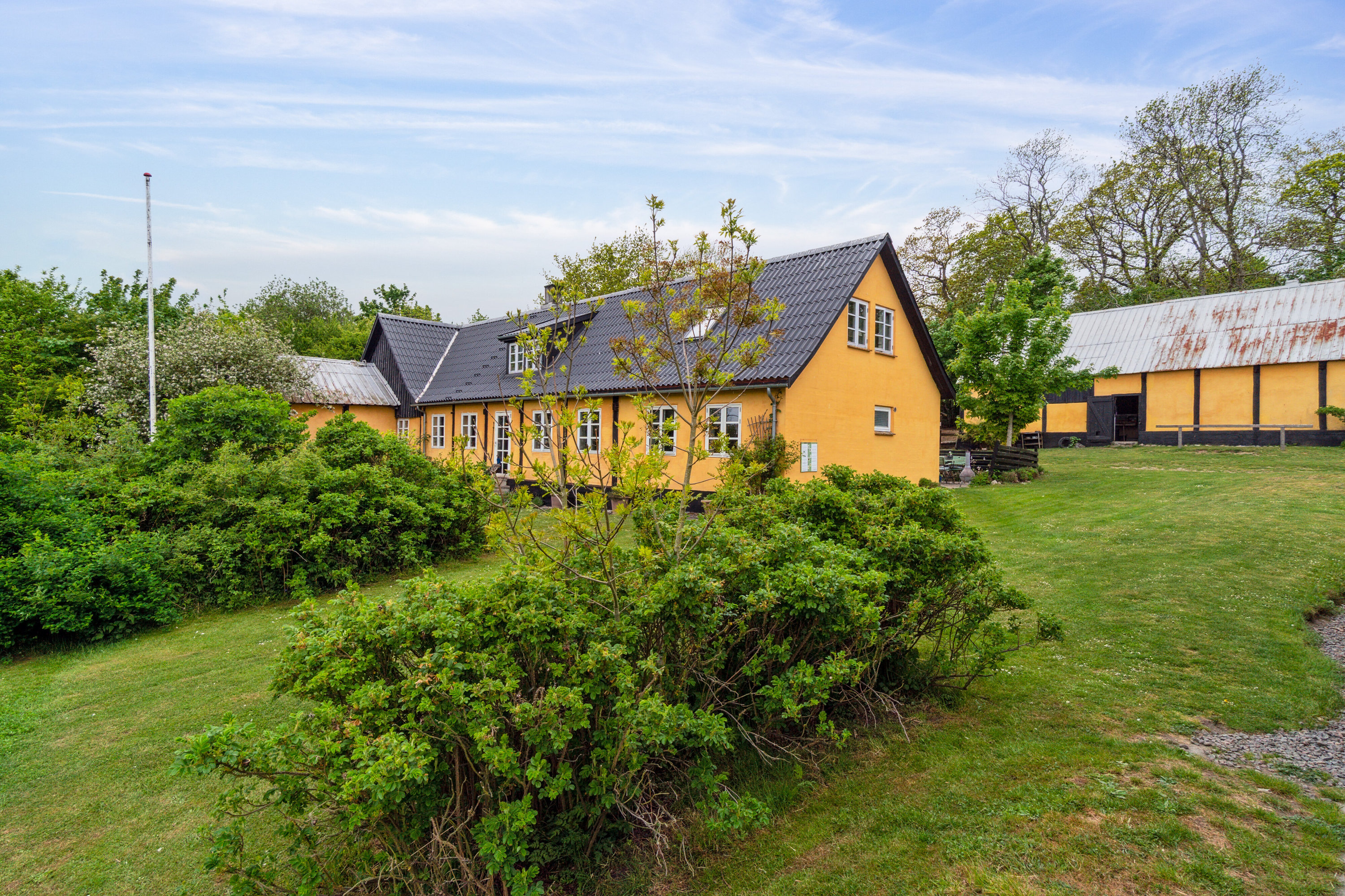 Fremhævet set fra haven billede i fuldskærmstilstand. Billede af Krækketsvej 3, Østerlars, 3760 Gudhjem