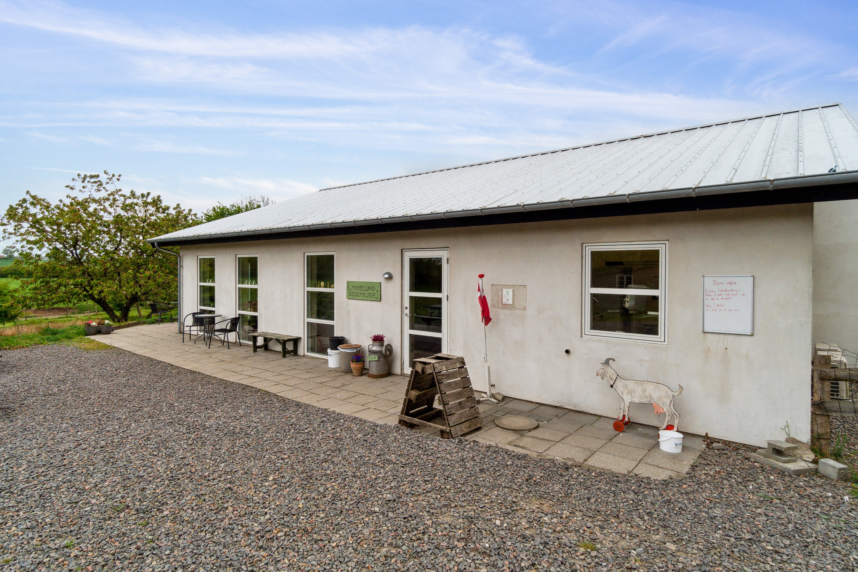 Fremhævet set fra vejen billede i fuldskærmstilstand. Billede af Krækketsvej 3, Østerlars, 3760 Gudhjem