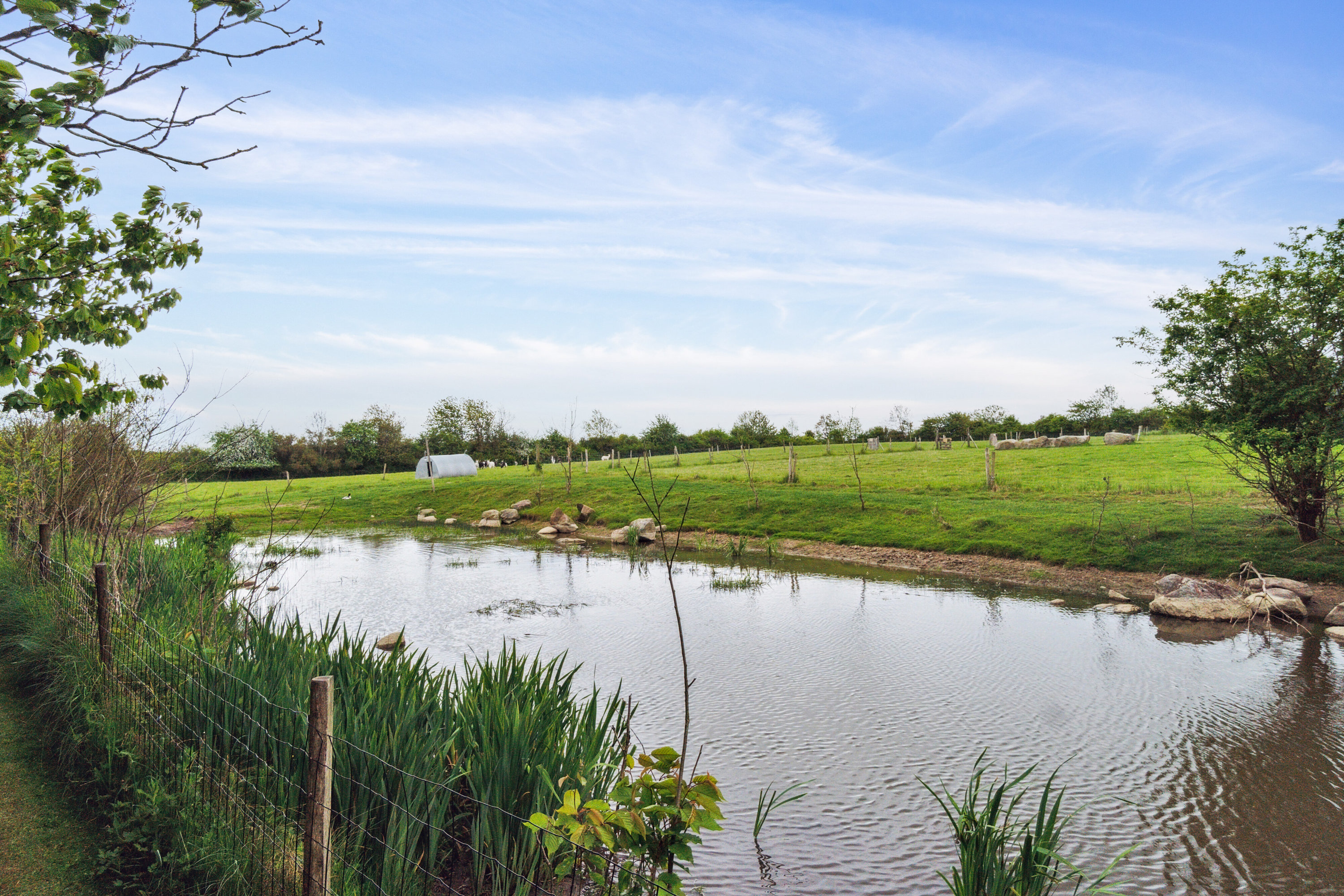 Fremhævet udendørs billede i fuldskærmstilstand. Billede af Krækketsvej 3, Østerlars, 3760 Gudhjem