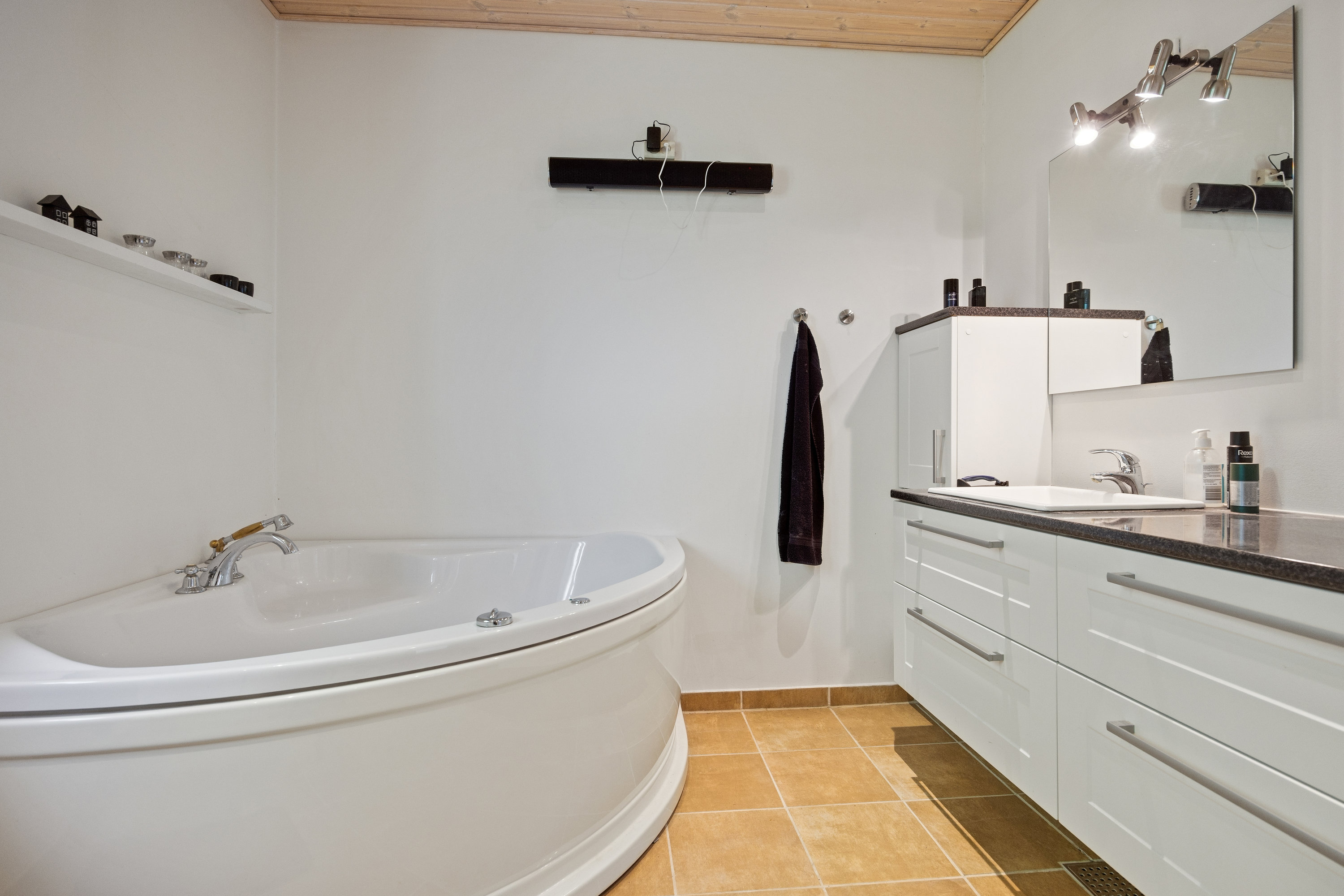 Fremhævet badeværelse billede i fuldskærmstilstand. Billede af Attrupvej 4, 9460 Brovst