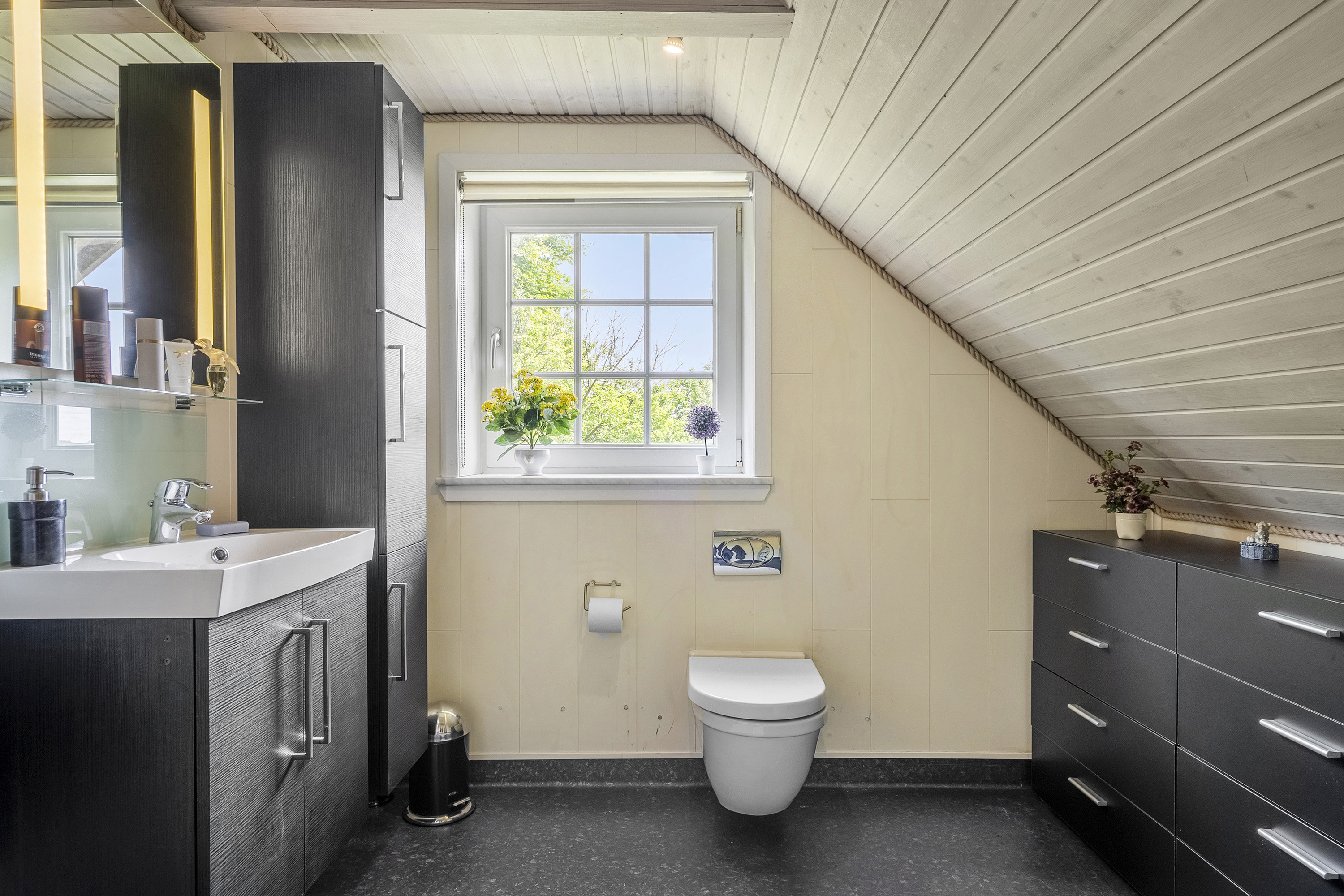 Fremhævet badeværelse billede i fuldskærmstilstand. Billede af Lynevej 17, Strellev, 6870 Ølgod