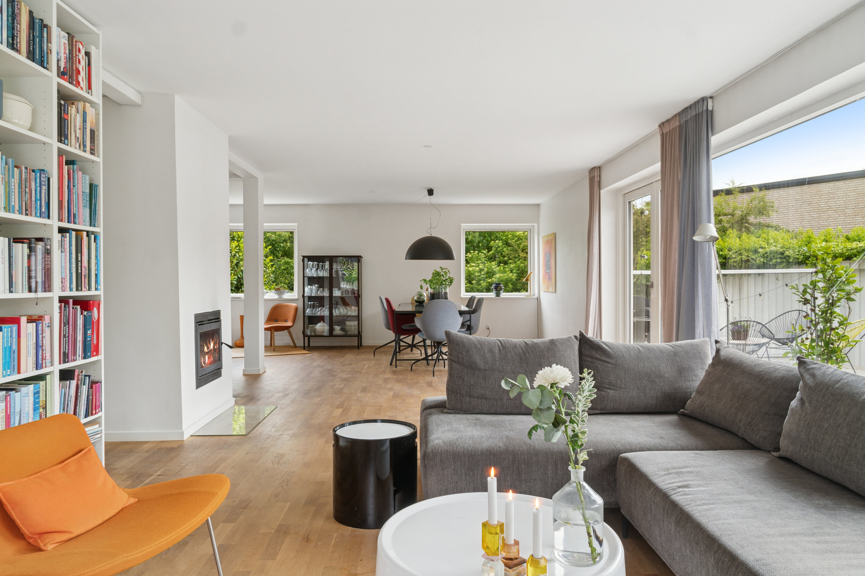 Fremhævet stue billede i fuldskærmstilstand. Billede af Terp Skovvej 111, 8270 Højbjerg