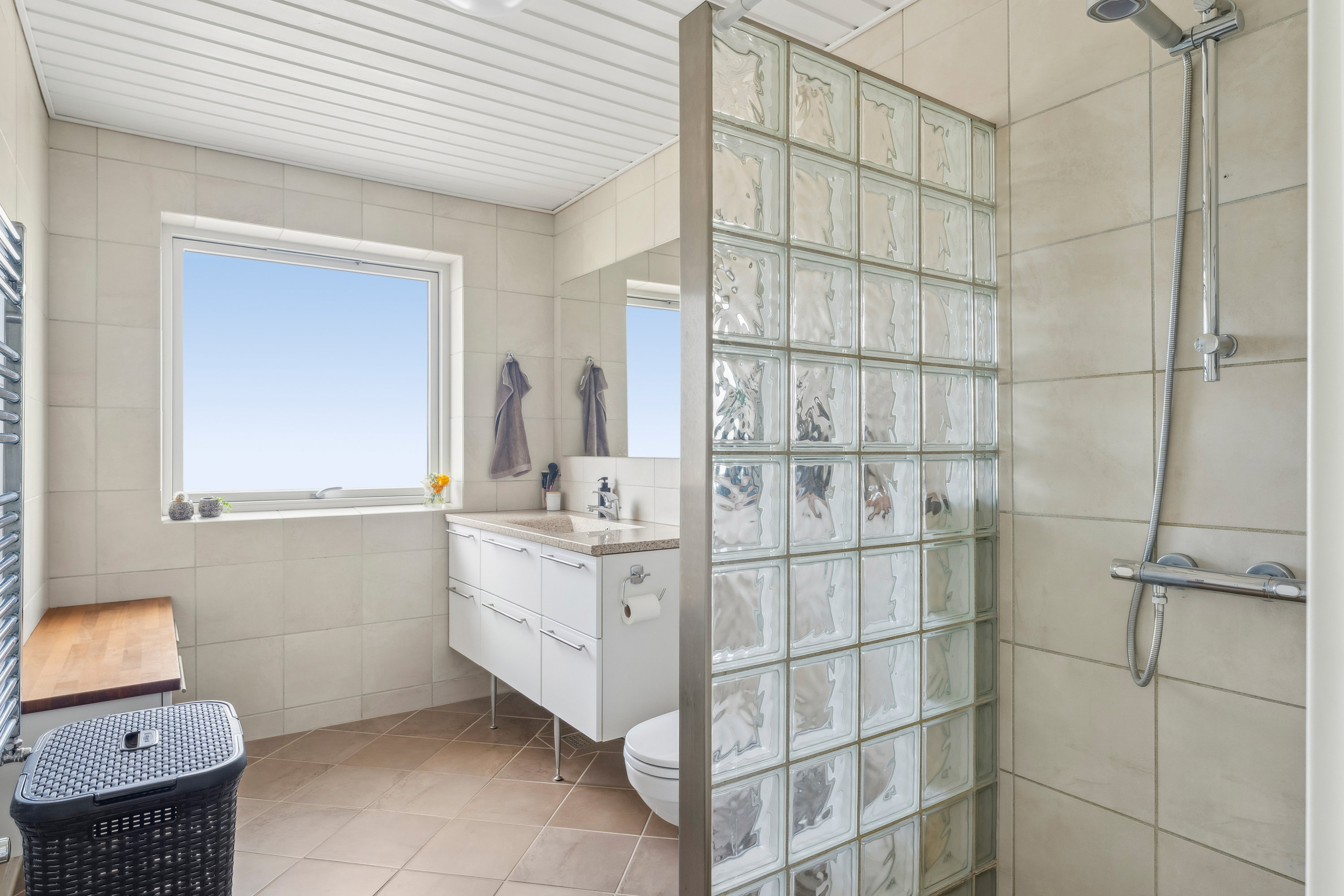 Fremhævet badeværelse billede i fuldskærmstilstand. Billede af Egernvej 4, 8860 Ulstrup