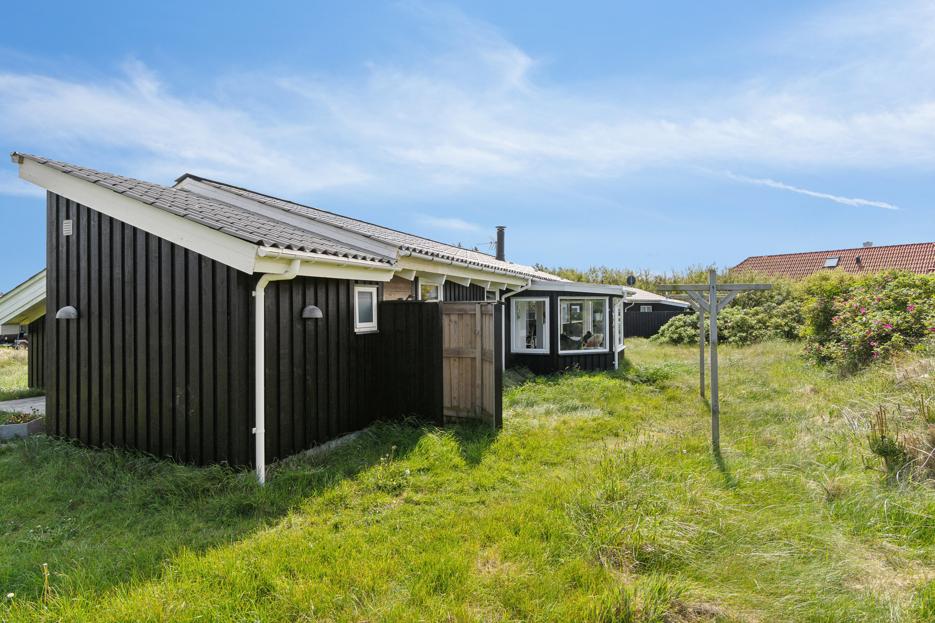 Fremhævet set fra haven billede i fuldskærmstilstand. Billede af Tuerbak 26, Klitmøller, 7700 Thisted