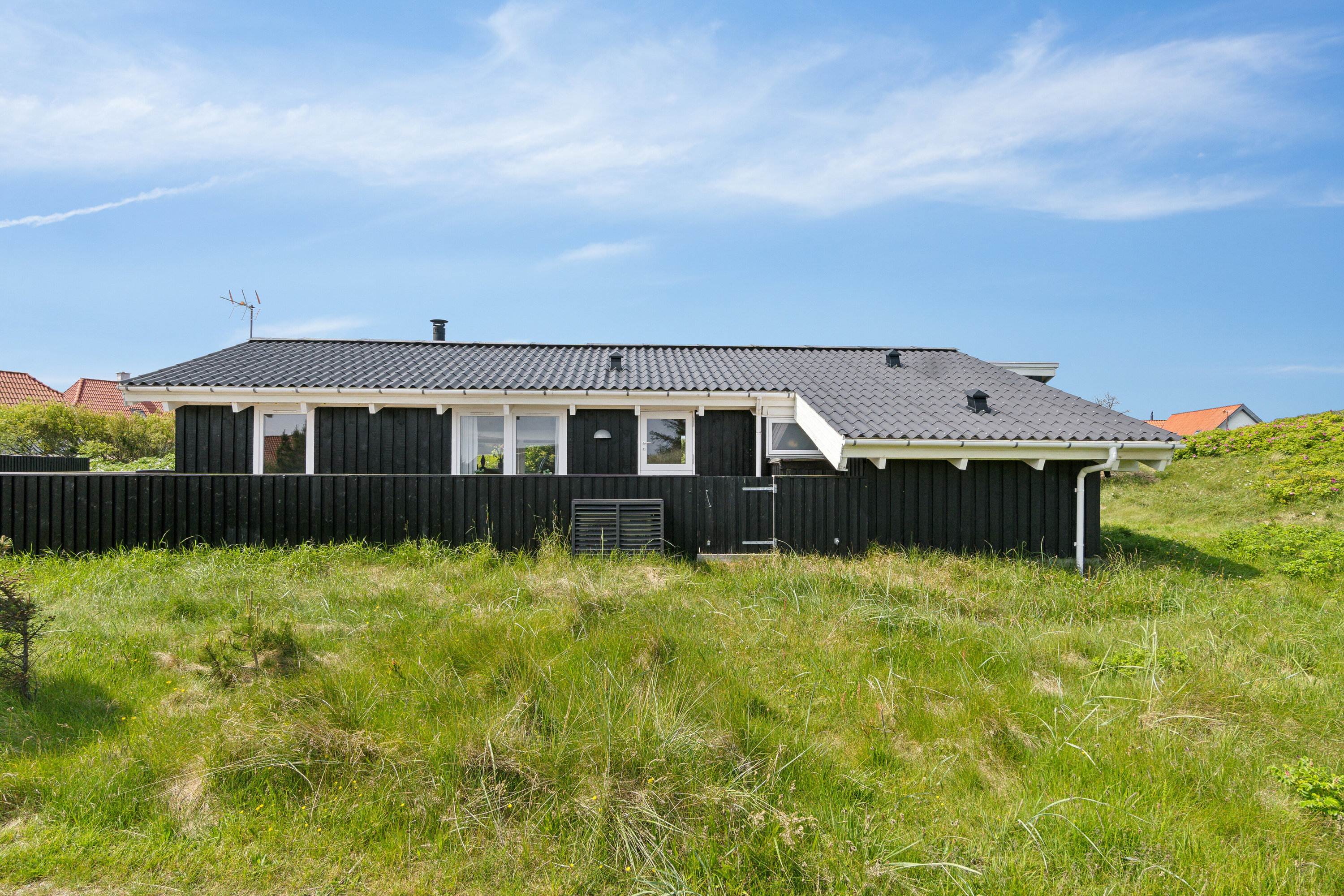 Fremhævet set fra haven billede i fuldskærmstilstand. Billede af Tuerbak 26, Klitmøller, 7700 Thisted