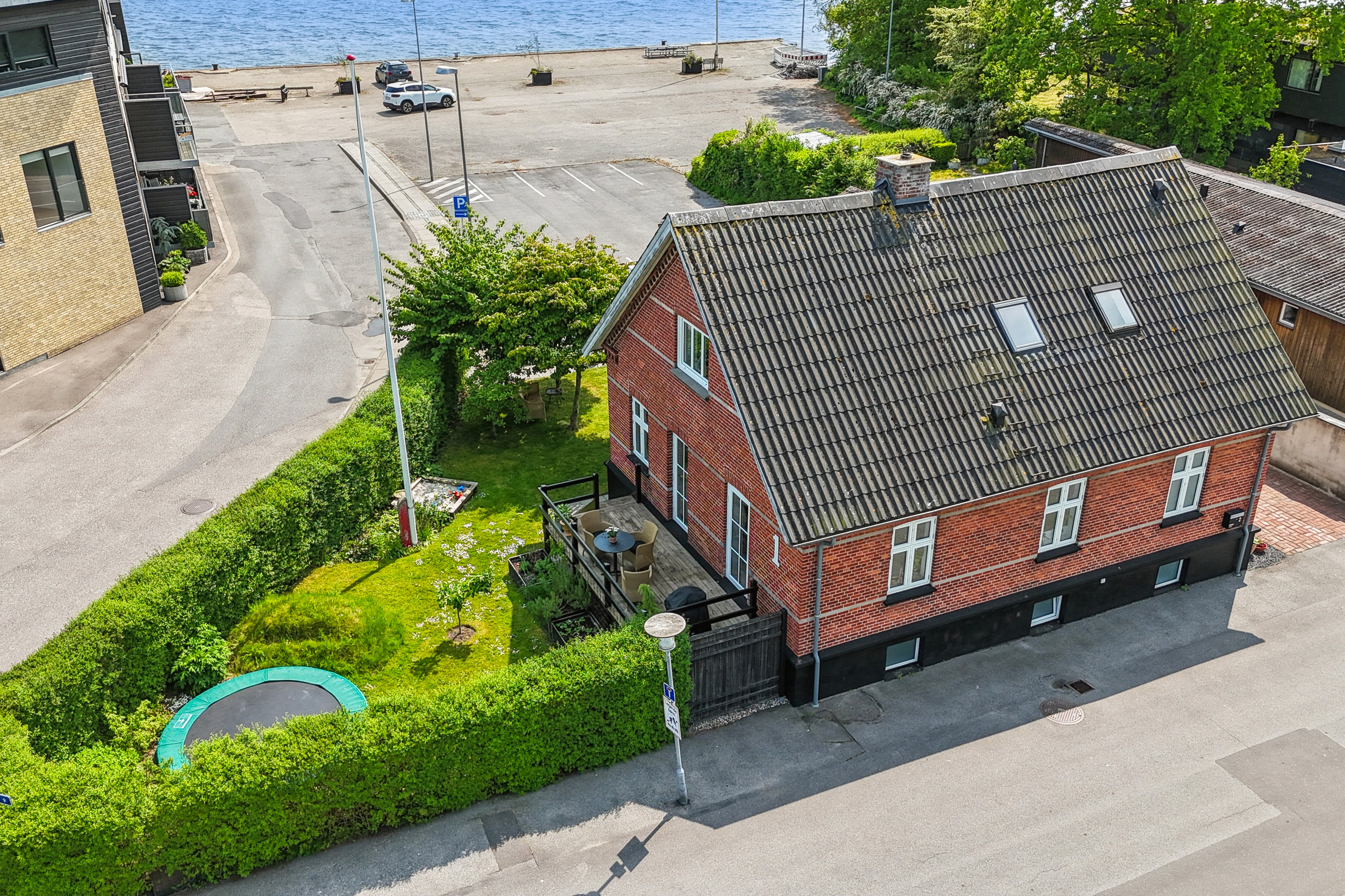 Fremhævet ejendom 1 billede i fuldskærmstilstand. Billede af Strandvej 1, 9560 Hadsund