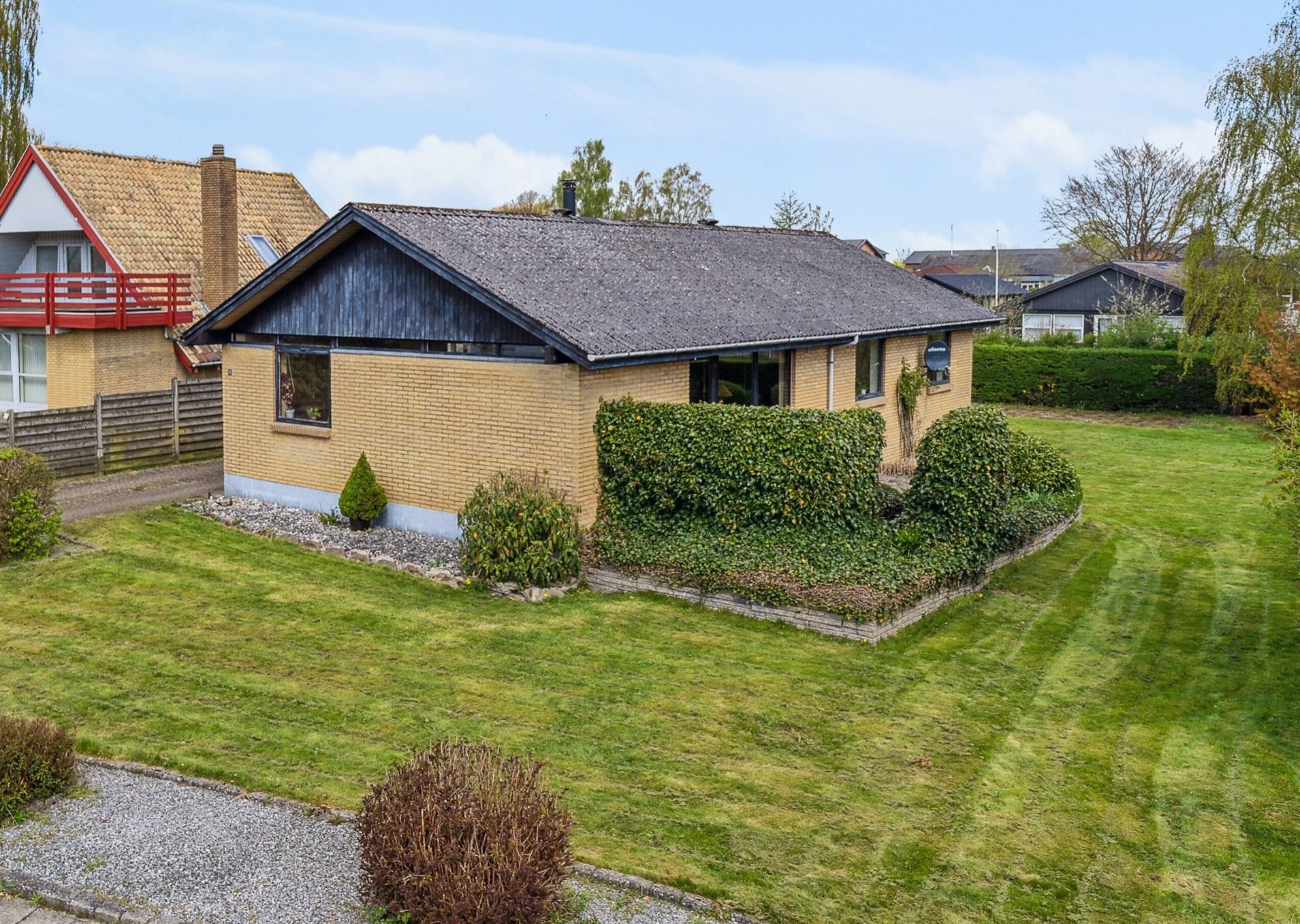 Miniaturebillede 2: set fra vejen. Billede af Vestervangen 15, 8620 Kjellerup