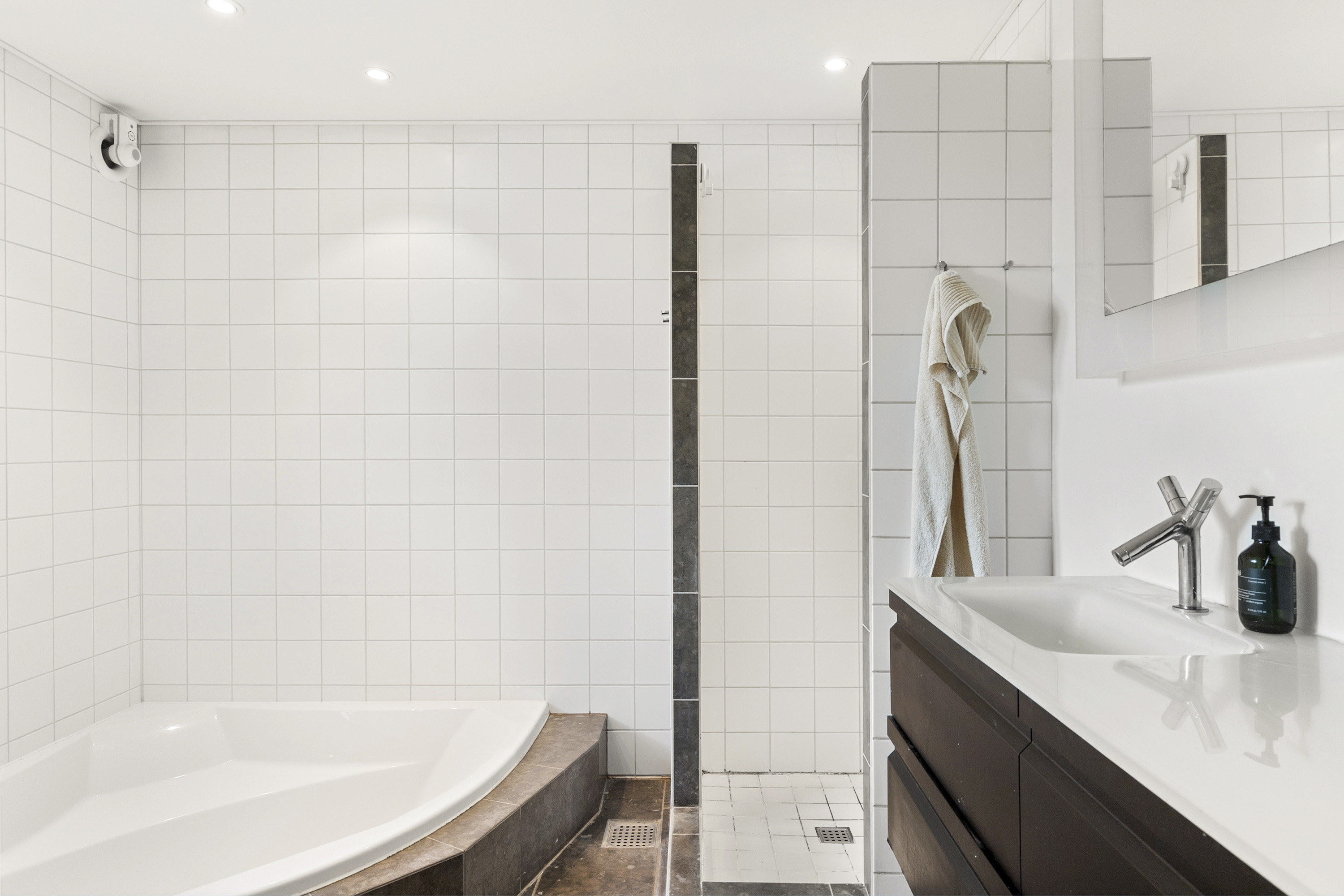 Fremhævet badeværelse billede i fuldskærmstilstand. Billede af Baneskellet 40, 2950 Vedbæk