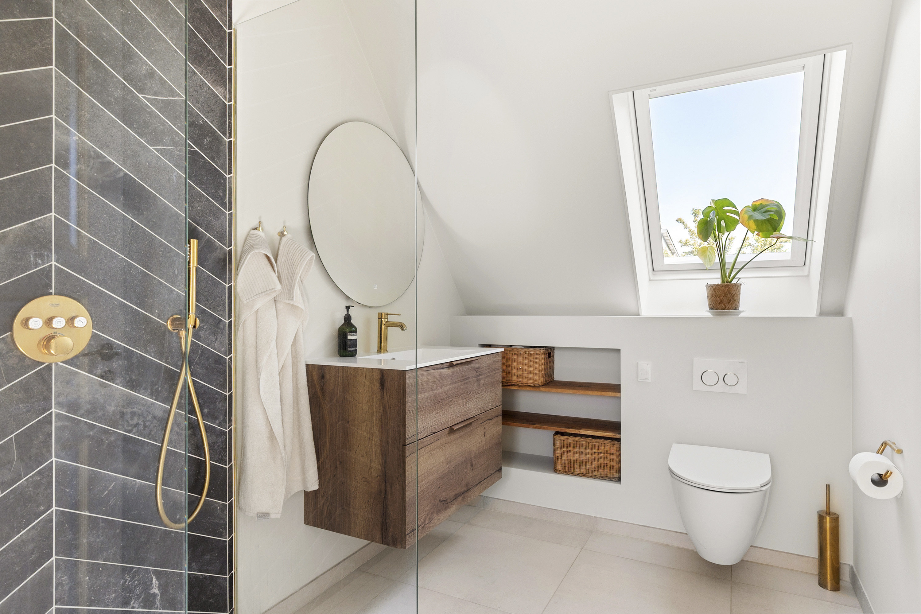 Fremhævet badeværelse billede i fuldskærmstilstand. Billede af Baneskellet 40, 2950 Vedbæk