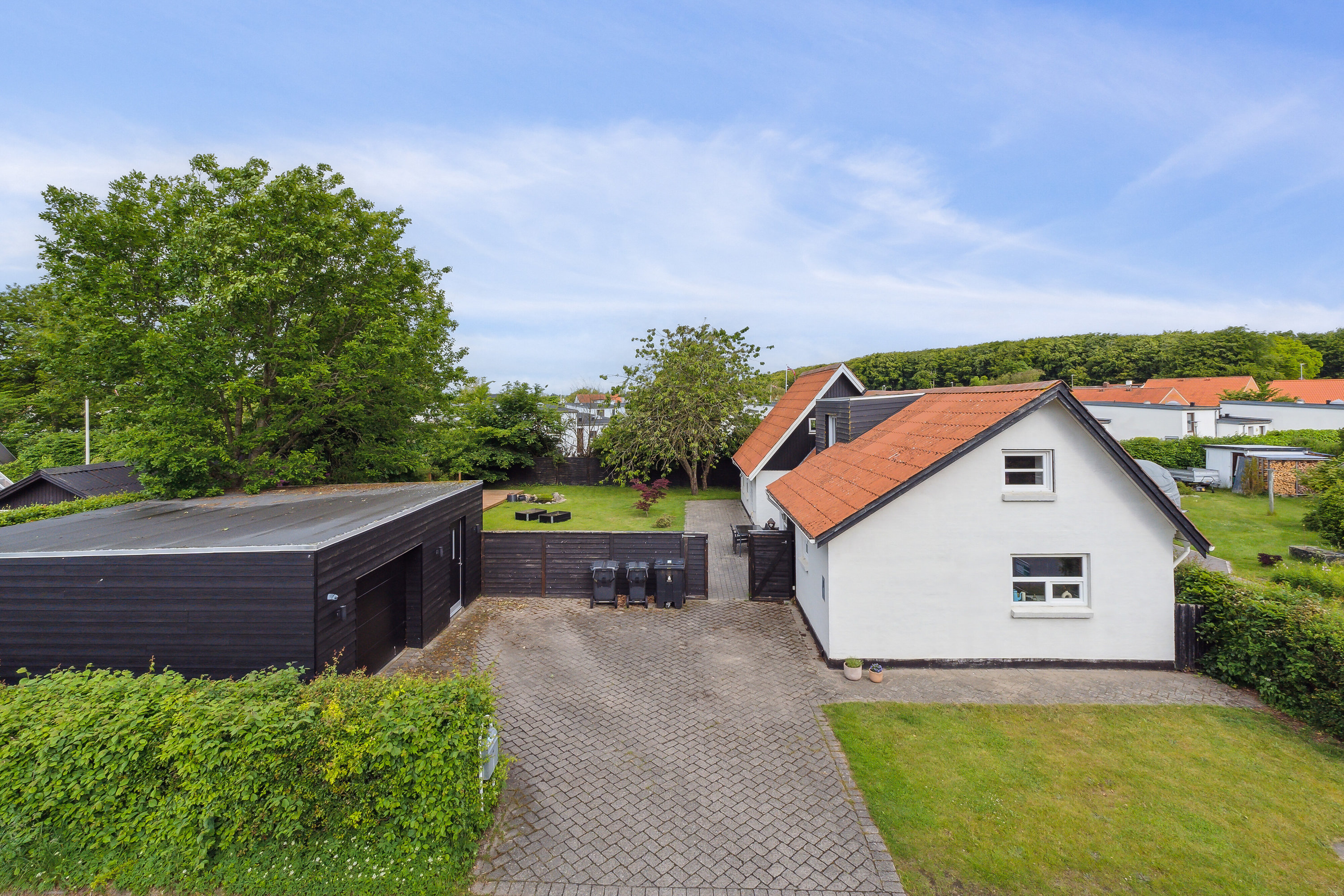 Fremhævet set fra haven billede i fuldskærmstilstand. Billede af Sct Hans Vej 12, 9800 Hjørring