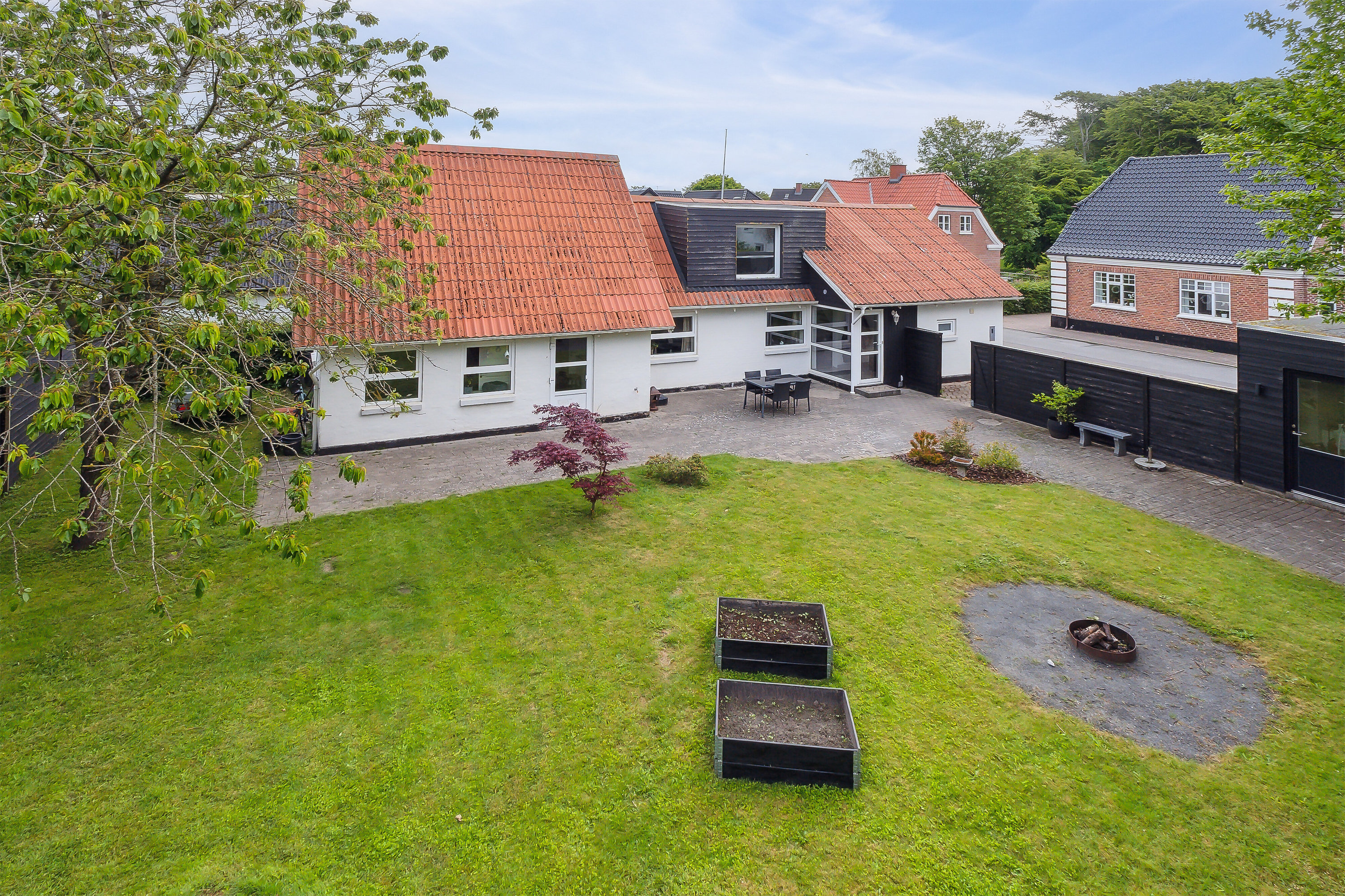 Fremhævet set fra haven billede i fuldskærmstilstand. Billede af Sct Hans Vej 12, 9800 Hjørring