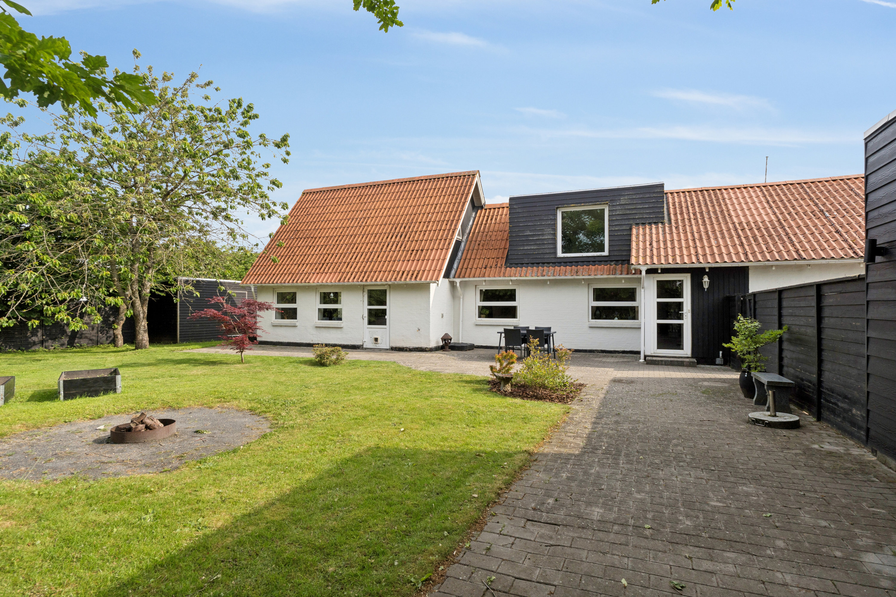 Fremhævet set fra vejen billede i fuldskærmstilstand. Billede af Sct Hans Vej 12, 9800 Hjørring